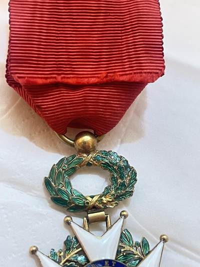苏联勋章奖章1月5日晚上九点结束在麦稀奇 找不到的加我qq或者微信都是184277308备注苏章拍卖。最好加微信群每次都会通知还有提前可以一口价的 最近会持续拍卖一些东西。 法国荣誉军团勋章 （代拍）珐琅基本完整 有些小瑕疵无伤大雅 完美主义者绕行 非常漂亮