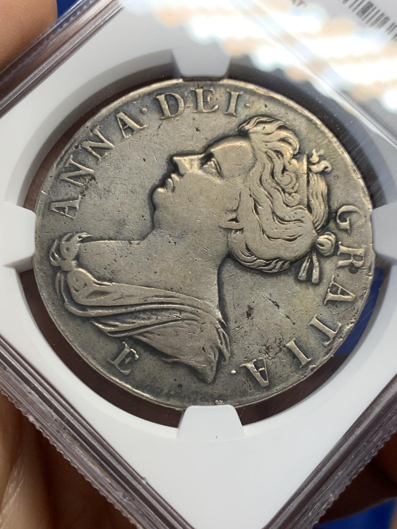 《竞宝斋》第453场 周日，周一 2场连拍 （全场包邮，欢迎送拍） NGC VFD 英国1707年安妮女王克朗，人像下字母E代表爱丁堡造币厂铸造，仅发行2年。历经300多年依然细节满满。上海N低评。