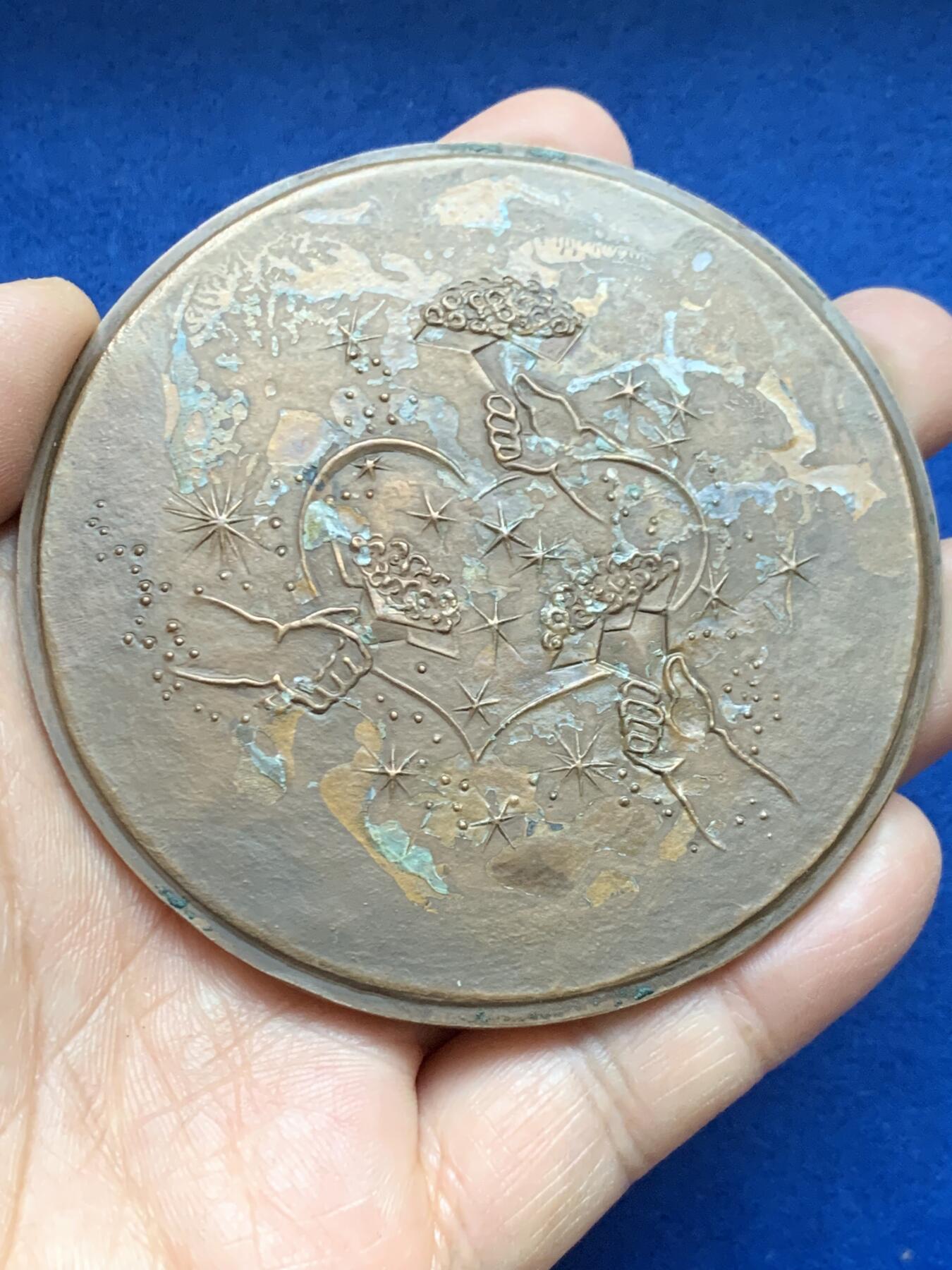 《竞宝斋》第453场 周日，周一 2场连拍 （全场包邮，欢迎送拍） 法兰西共和国总统勒内·科蒂夫人肖像章 181.1克 79.8mm 丰饶角铜标