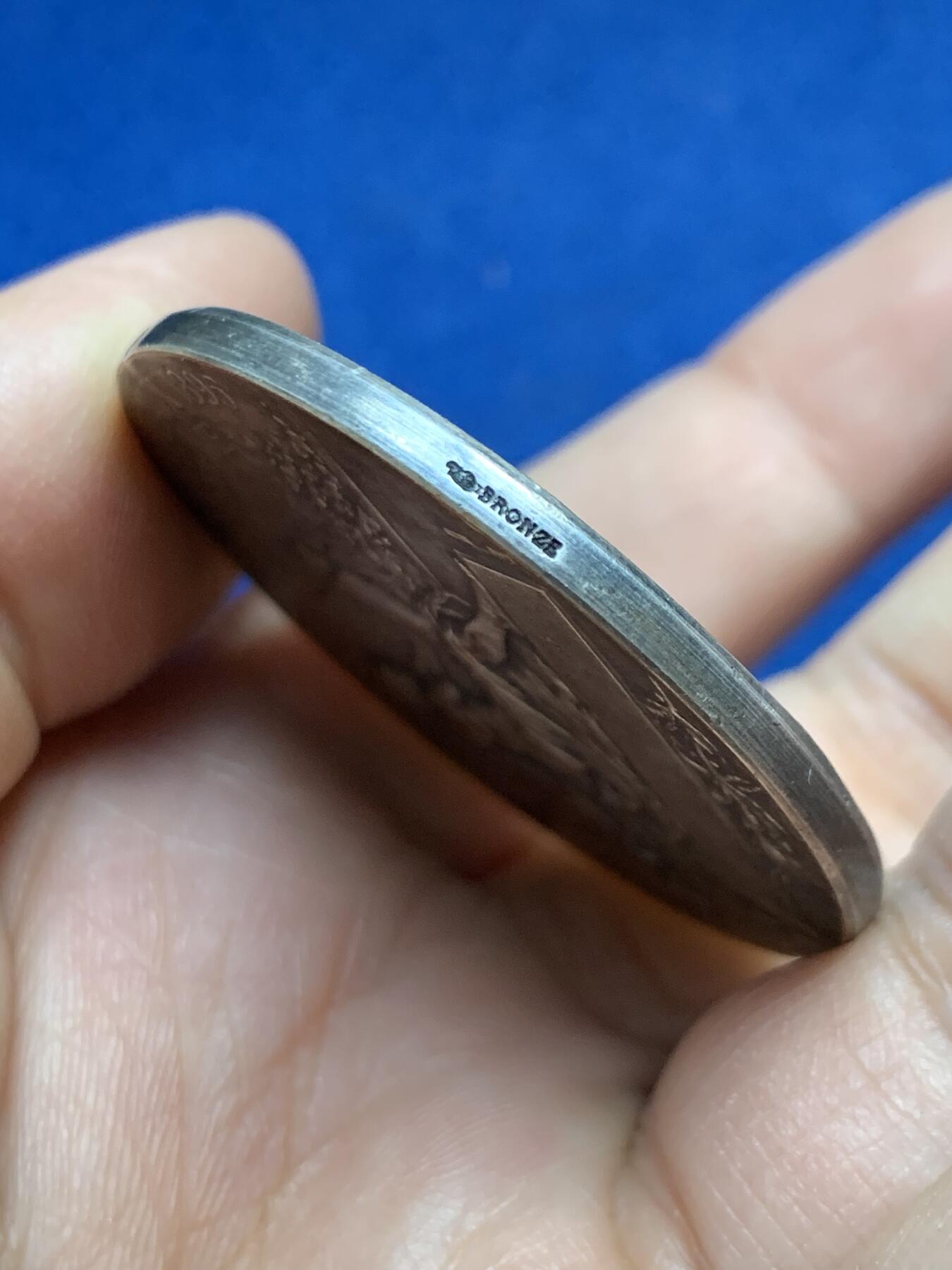 《竞宝斋》第453场 周日，周一 2场连拍 （全场包邮，欢迎送拍） 1895年法国波尔多博览会纪念镀银铜章 41.25克 44mm 丰饶角铜标