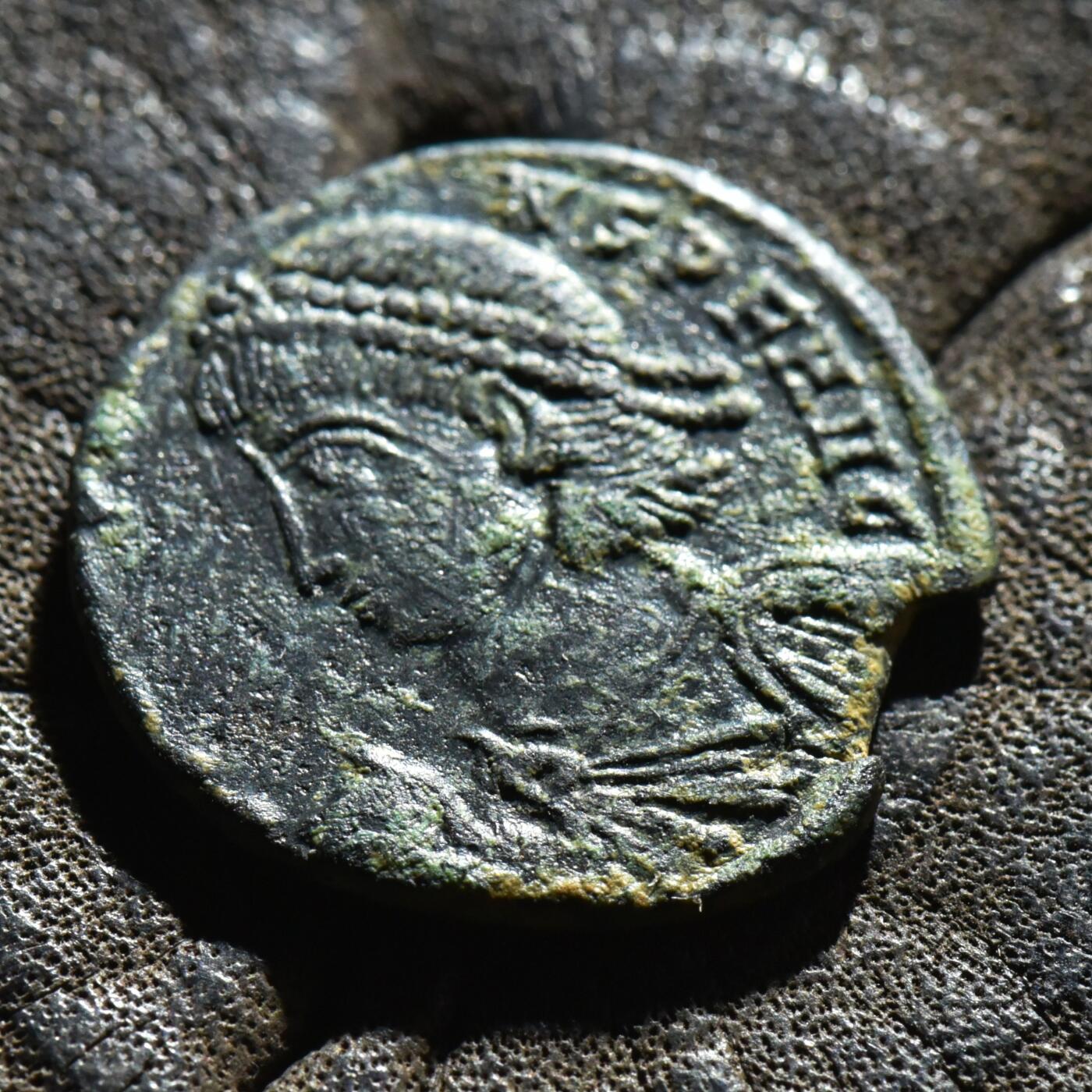 【良泉】第45期【直播场】1月15日晚19.30点开拍！ 208组，西方古代钱币、丝路古珠杂项专场 【少见】【百分币】公元348-351年【古罗马】君士坦提乌斯二世“罗马士兵安置戴自由帽的蛮族”3.04克