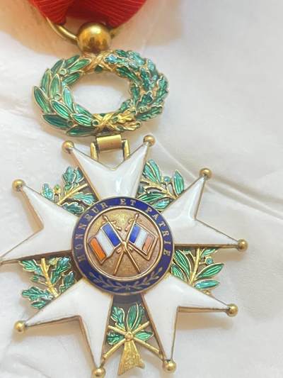 苏联勋章奖章1月5日晚上九点结束在麦稀奇 找不到的加我qq或者微信都是184277308备注苏章拍卖。最好加微信群每次都会通知还有提前可以一口价的 最近会持续拍卖一些东西。 法国荣誉军团勋章 （代拍）珐琅基本完整 有些小瑕疵无伤大雅 完美主义者绕行 非常漂亮