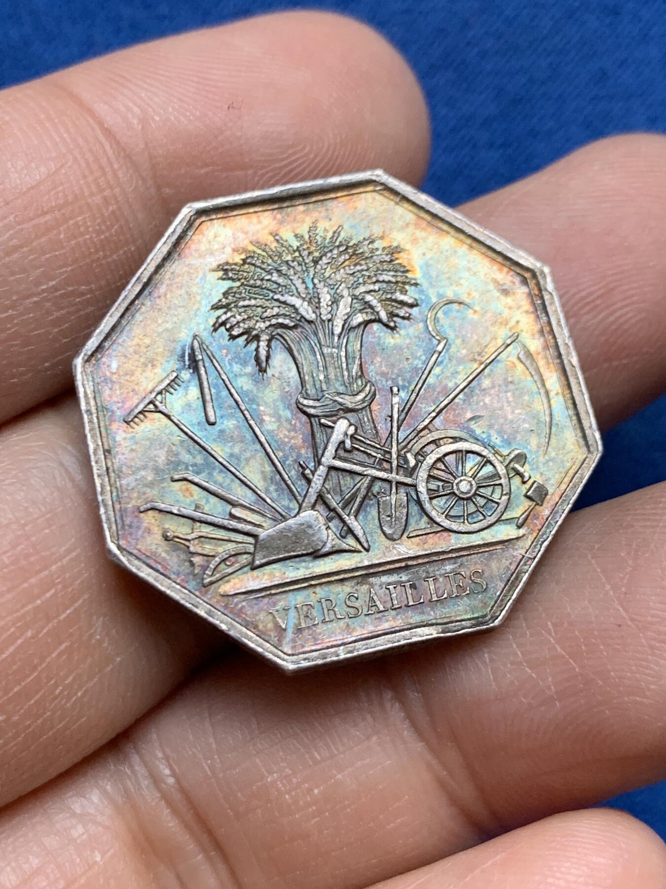 《竞宝斋》第453场 周日，周一 2场连拍 （全场包邮，欢迎送拍） 法国凡尔赛皇家农业、园艺、渔业和狩猎公司八角银质代币，11.67g，29mm，蜜蜂银标。