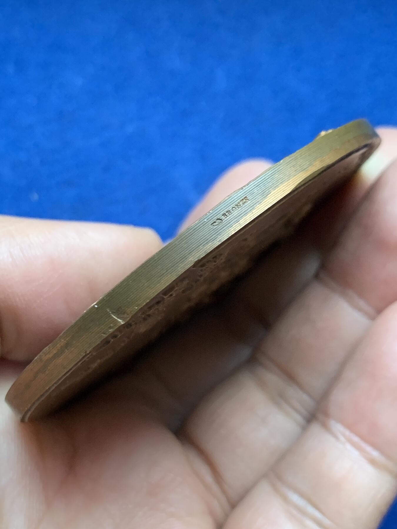 《竞宝斋》第453场 周日，周一 2场连拍 （全场包邮，欢迎送拍） 名家名作 欧洲理事会颁发纪念大铜章 高浮雕 140.4克 66.6mm 丰饶角铜标