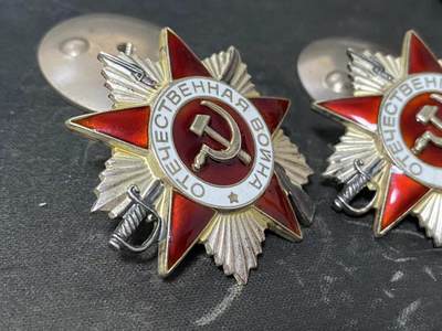 苏联勋章奖章1月5日晚上九点结束在麦稀奇 找不到的加我qq或者微信都是184277308备注苏章拍卖。最好加微信群每次都会通知还有提前可以一口价的 最近会持续拍卖一些东西。 苏联85版二级为国勋章两个连号 珐琅好品 无磕碰 镀层也可以 6382378 6382377 都是非常后期带下划线的版本 相对比较少