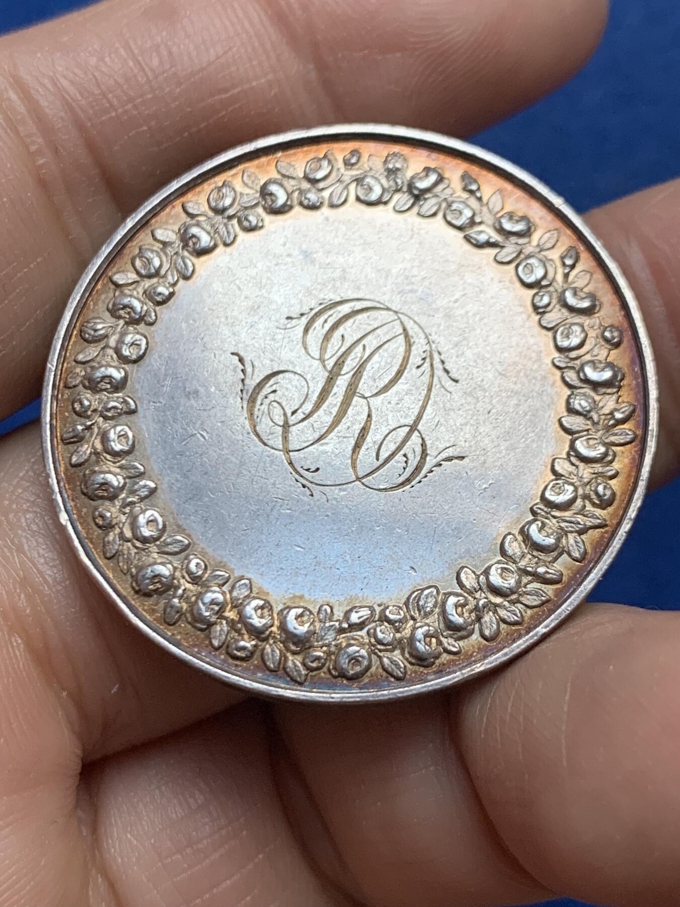 《竞宝斋》第453场 周日，周一 2场连拍 （全场包邮，欢迎送拍） 法国婚姻与爱情纪念银章 1847 手指银标 21.7克 36.1mm