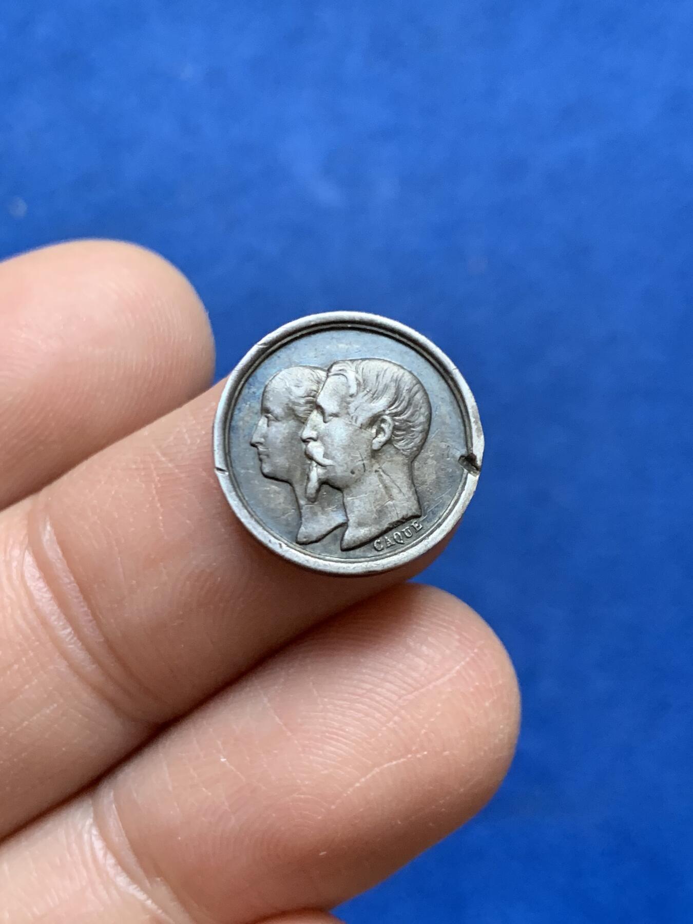 《竞宝斋》第453场 周日，周一 2场连拍 （全场包邮，欢迎送拍） 法国1856年拿破仑四世洗礼纪念银章，正面拿破仑四世，背面拿破仑三世夫妇头像，15.2mm，1.95克，边缘有打磨痕迹，细节见图。