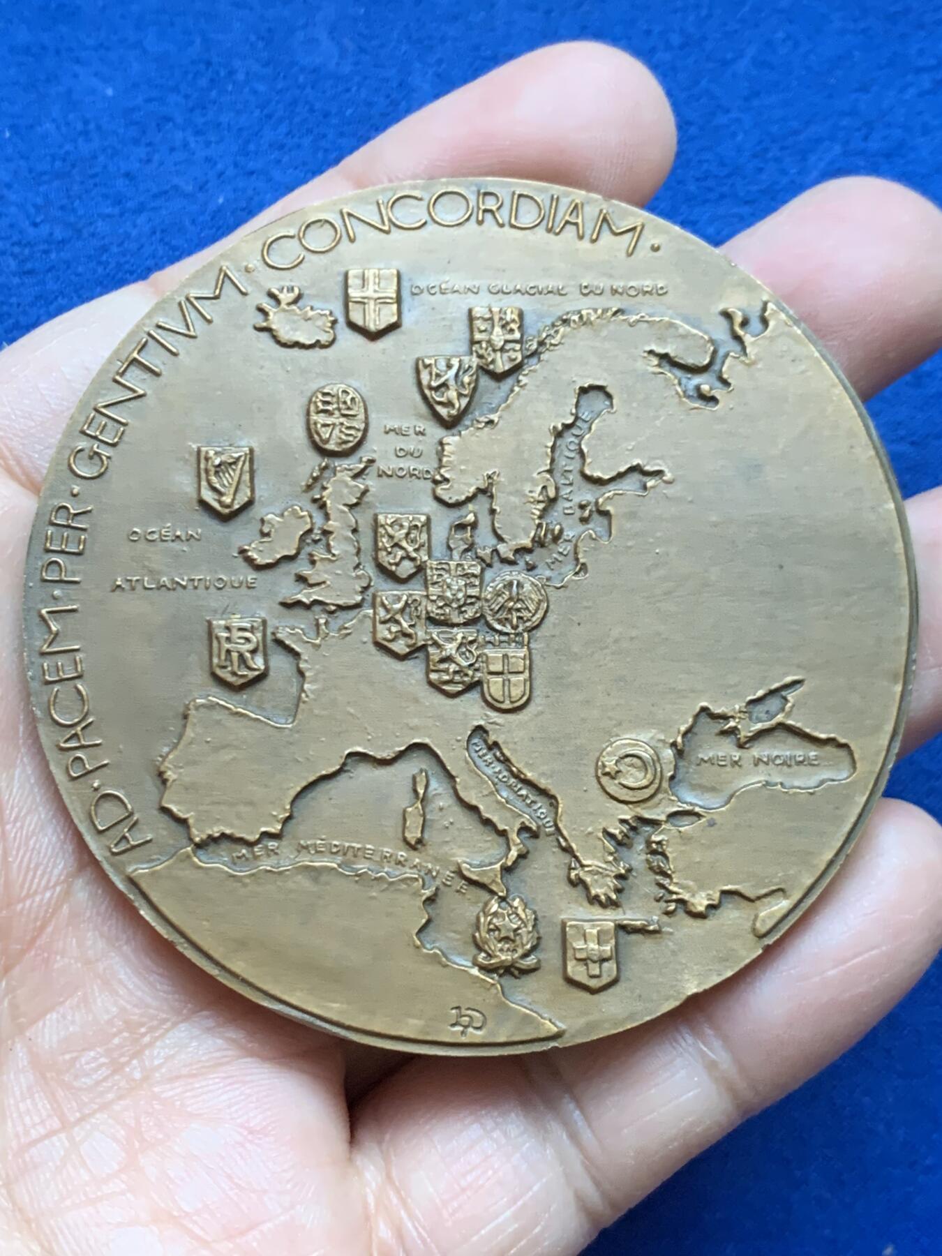 《竞宝斋》第453场 周日，周一 2场连拍 （全场包邮，欢迎送拍） 名家名作 欧洲理事会颁发纪念大铜章 高浮雕 140.4克 66.6mm 丰饶角铜标