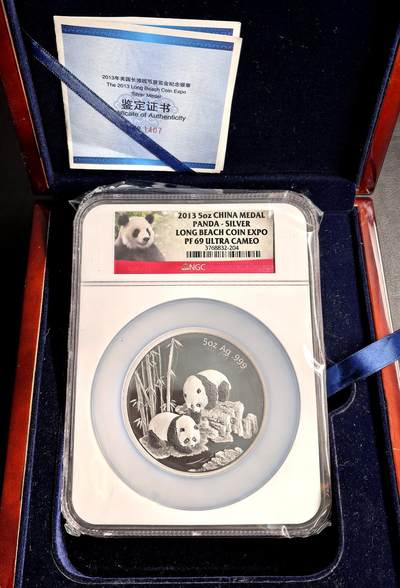 凡希社世界钱币微拍第三百十六期 - 2013美国长滩钱币展熊猫5盎司银章，钢琴烤漆木盒，原厂证书包装全品。