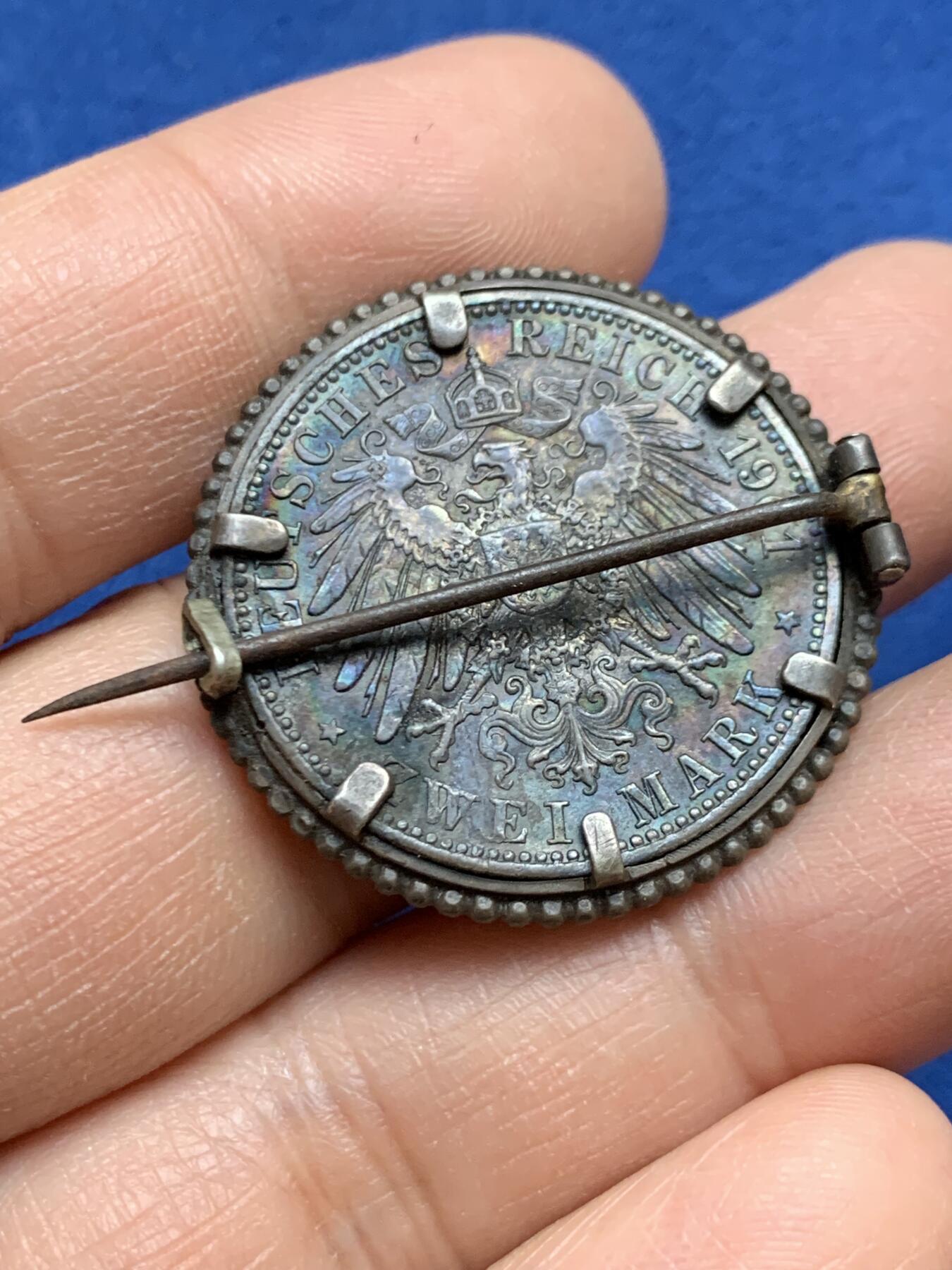 《竞宝斋》第453场 周日，周一 2场连拍 （全场包邮，欢迎送拍） 德国普鲁士王国建国200周年2马克纪念胸章 14.65克 31.6mm