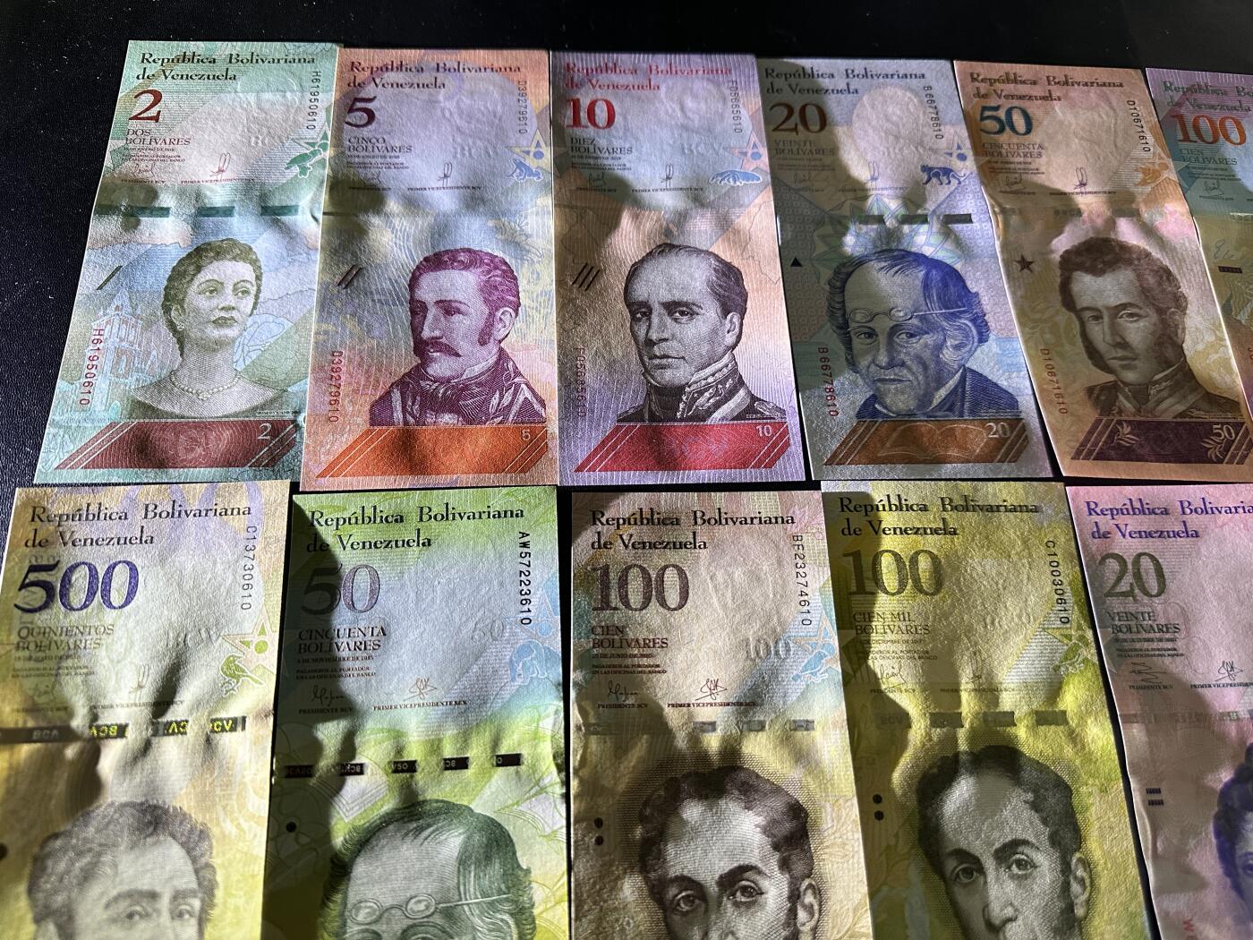 《外钞收藏家》第五百九十八期（2026年新年第一场）（本平台长期征集拍品、欢迎藏友们联系合作） 委内瑞拉玻利瓦尔几个版本纸币21张一起 全新UNC