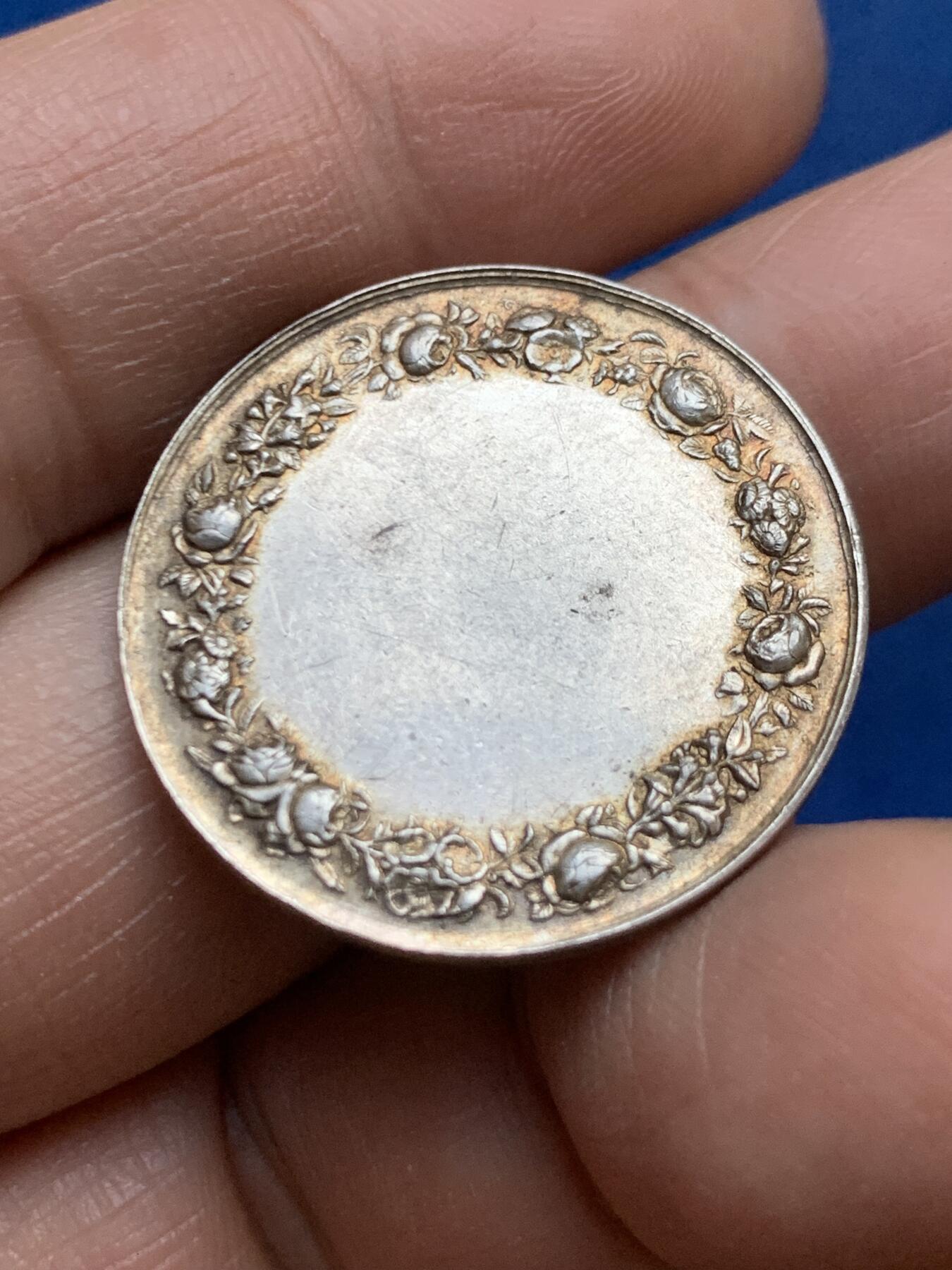 《竞宝斋》第453场 周日，周一 2场连拍 （全场包邮，欢迎送拍） 法国婚姻与爱情纪念银章 背面无刻字 9.9克 27.2mm 丰饶角银标