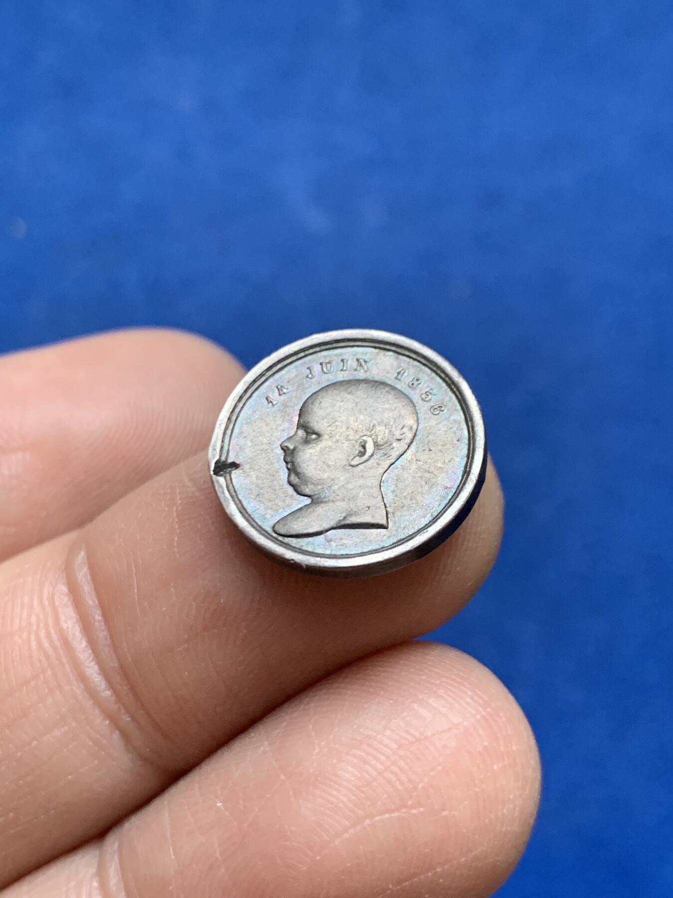 《竞宝斋》第453场 周日，周一 2场连拍 （全场包邮，欢迎送拍） 法国1856年拿破仑四世洗礼纪念银章，正面拿破仑四世，背面拿破仑三世夫妇头像，15.2mm，1.95克，边缘有打磨痕迹，细节见图。