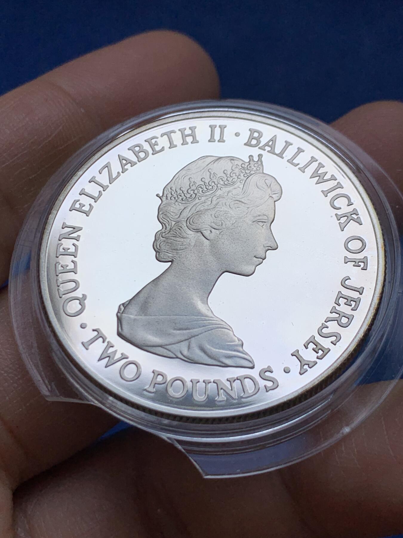 《竞宝斋》第453场 周日，周一 2场连拍 （全场包邮，欢迎送拍） 英属泽西岛1981年皇室婚礼-查尔斯王子和戴安娜·斯宾塞夫人2英镑银币 925银 27.6克