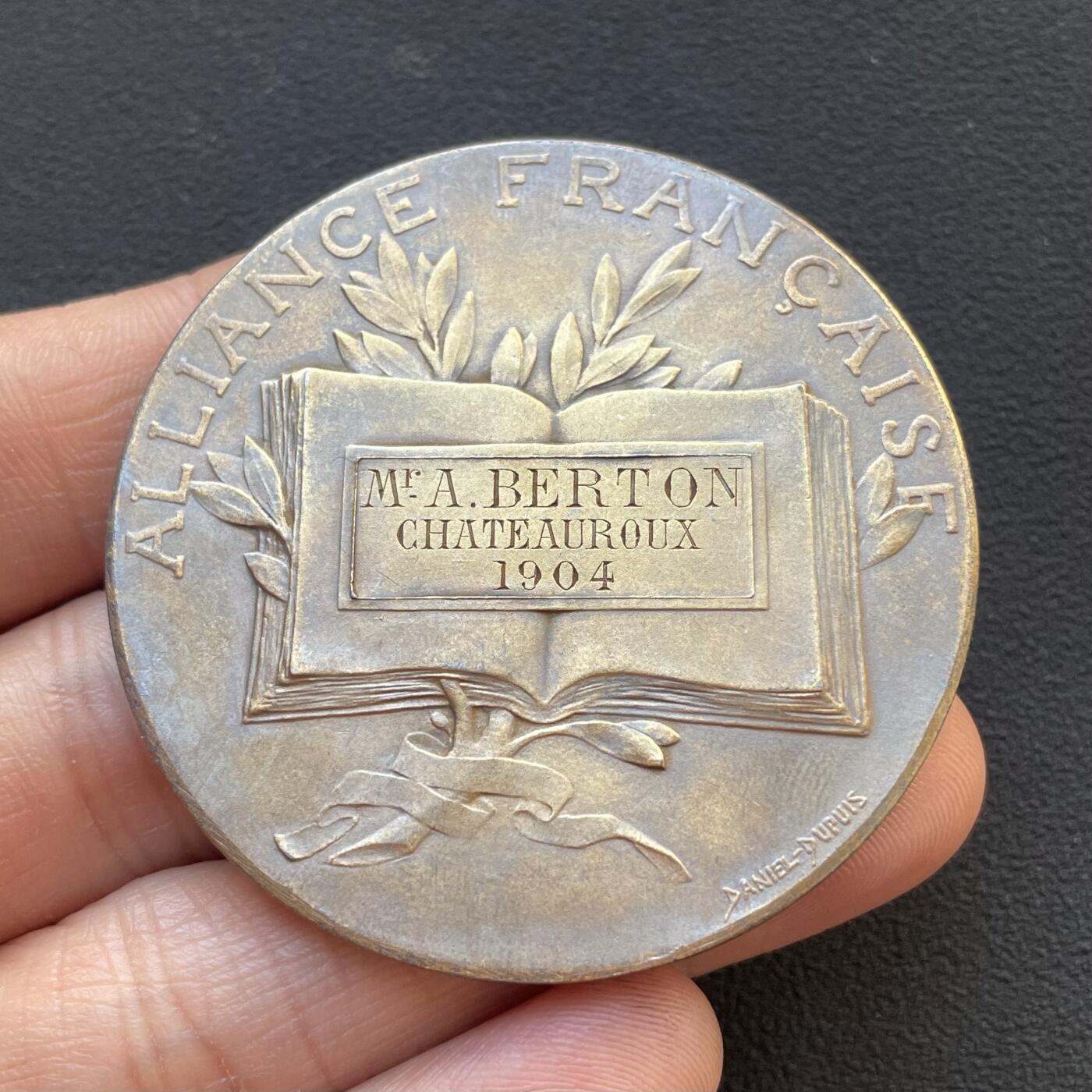 「木头集藏」章牌专场-第65场 D.Dupuis～1904年法语联盟镀金银章，直径：50mm，64.5g，边铭：丰饶角 ARGENT，品相很不错。