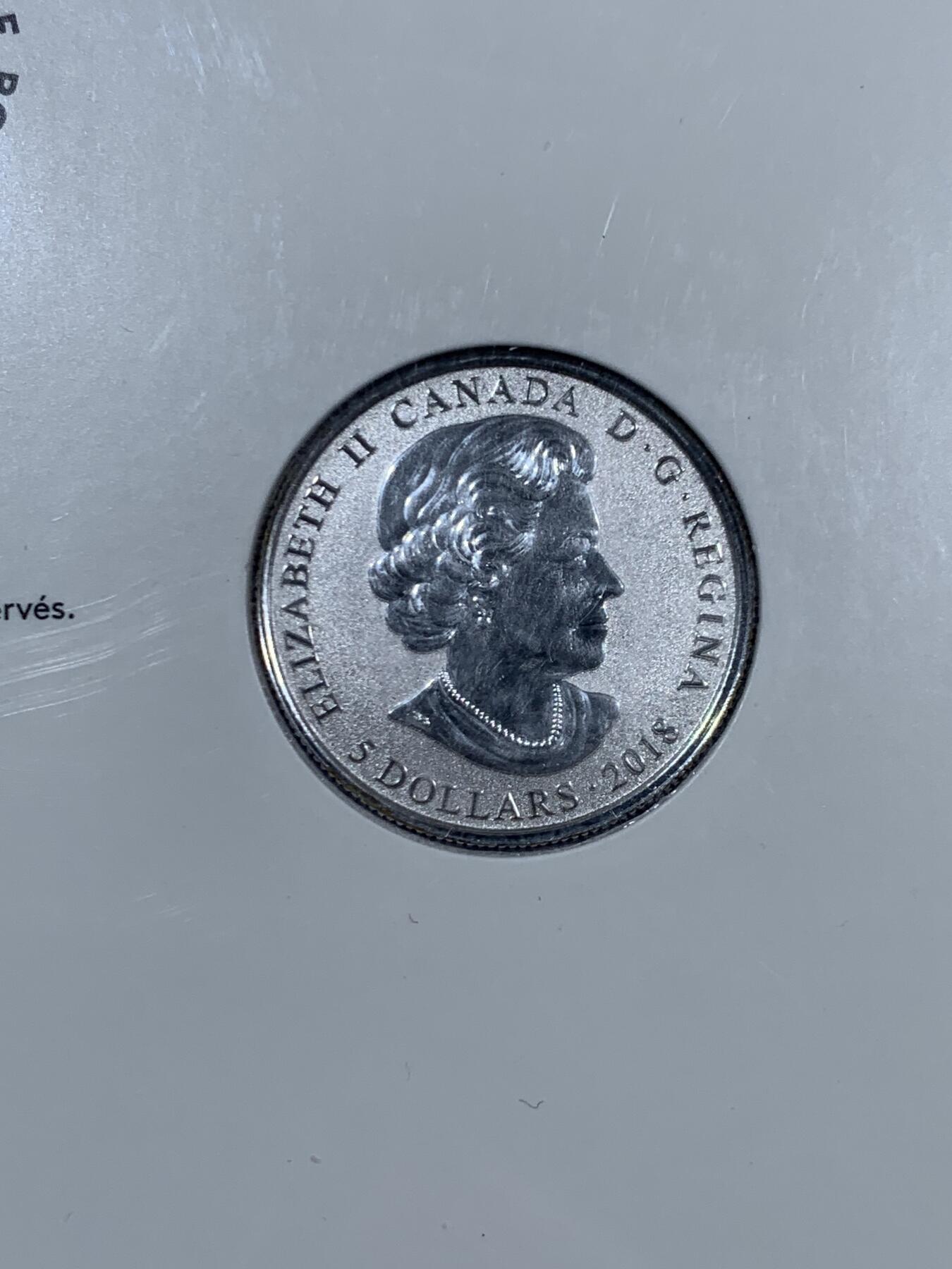 《竞宝斋》第453场 周日，周一 2场连拍 （全场包邮，欢迎送拍） 加拿大 2018年 5加元 27mm 7.96克 99.99%纯银 红色枫叶花语坚毅彩色-夜光银币