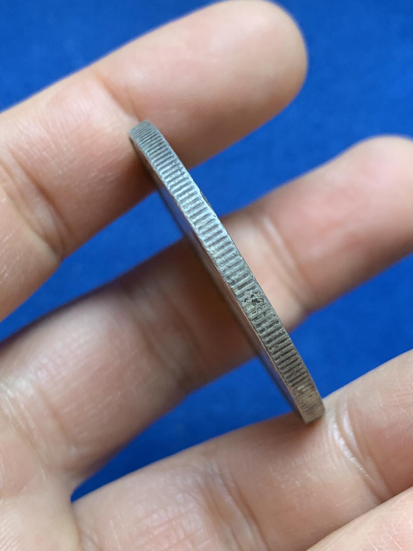 《竞宝斋》第453场 周日，周一 2场连拍 （全场包邮，欢迎送拍） 英国1899年b版站洋壹元银币，原味，铸纹清晰，底光仍存