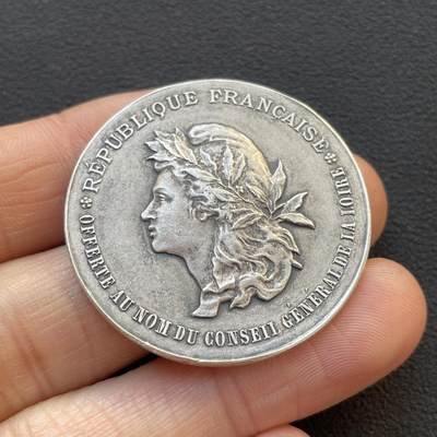 「木头集藏」章牌专场-第65场 - 法国卢瓦尔省罗阿讷区农业、园艺协会银章，直径：36.6 mm，20.2 g，边铭：野猪头银标 ARGENT，品相不错。