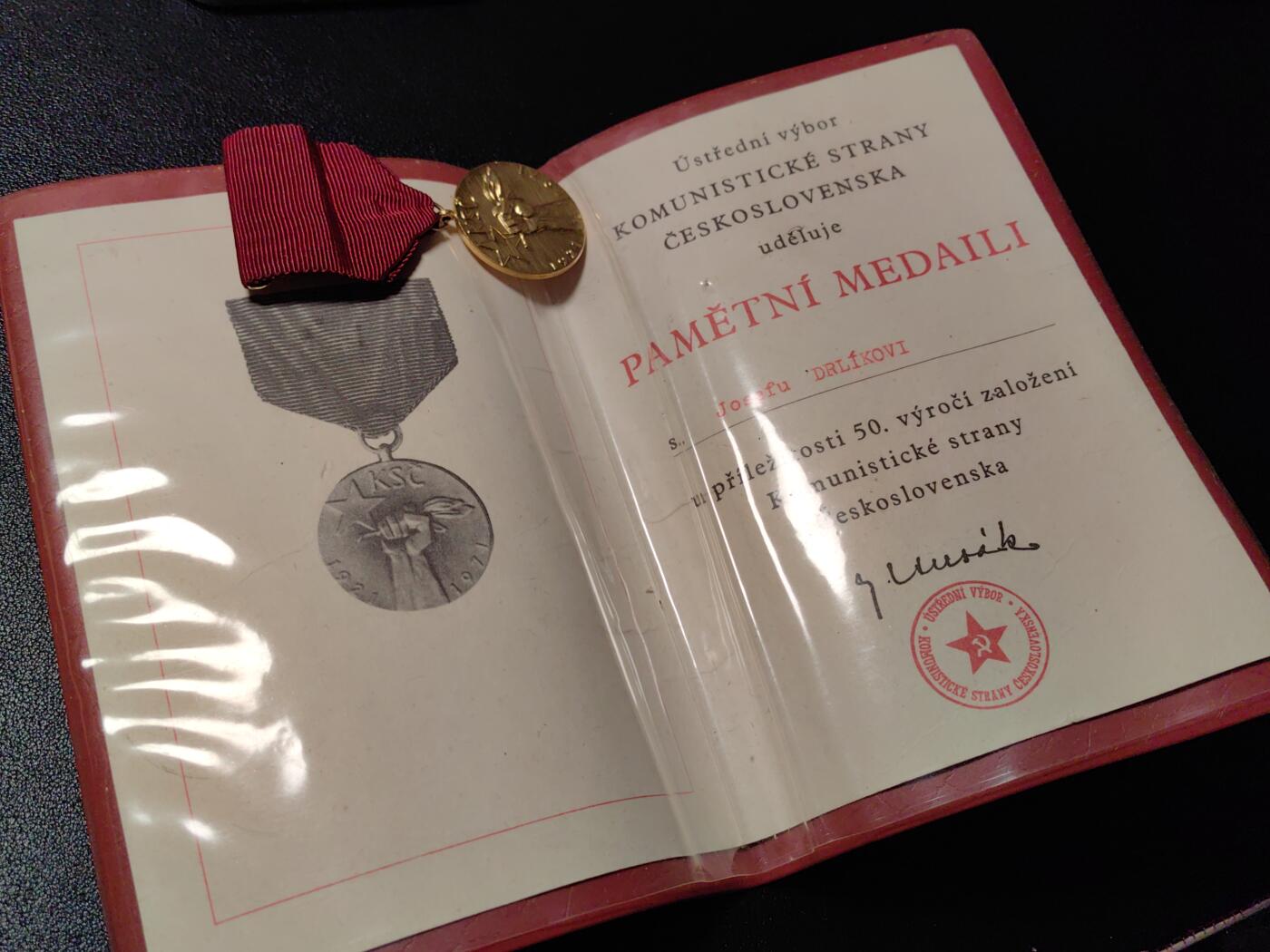 靖甫拍卖新拍第一场 捷克斯洛伐克革命50周年奖章带证书