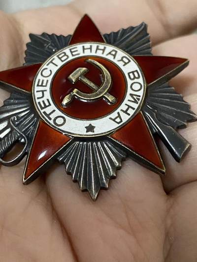 苏联勋章奖章1月5日晚上九点结束在麦稀奇 找不到的加我qq或者微信都是184277308备注苏章拍卖。最好加微信群每次都会通知还有提前可以一口价的 最近会持续拍卖一些东西。 苏联85版二级为国勋章2417572 珐琅无磕碰 品相很好 珐琅非常漂亮
