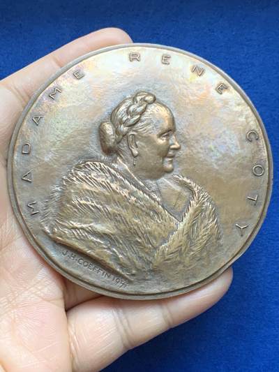 《竞宝斋》第453场 周日，周一 2场连拍 （全场包邮，欢迎送拍） - 法兰西共和国总统勒内·科蒂夫人肖像章 181.1克 79.8mm 丰饶角铜标