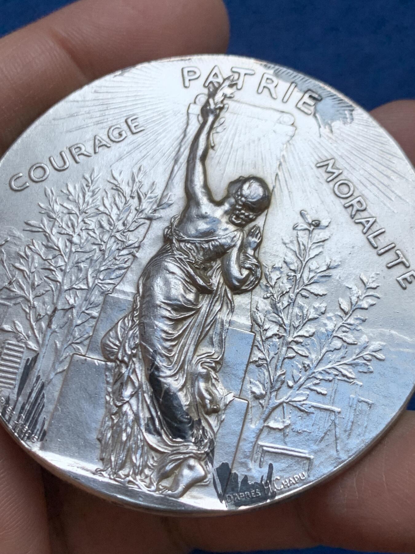 《竞宝斋》第453场 周日，周一 2场连拍 （全场包邮，欢迎送拍） 名家名作 法国体操协会联合会纪念大银章 81.55克 58.4mm 丰饶角银标