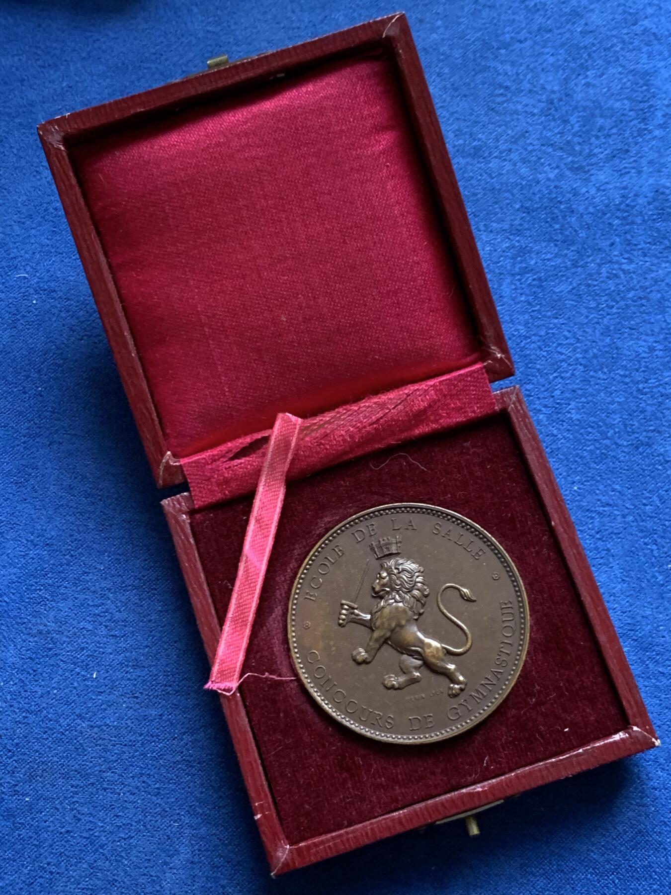 《竞宝斋》第453场 周日，周一 2场连拍 （全场包邮，欢迎送拍） 1912年拉赛尔学校体操比赛高浮雕拿剑狮子铜章 23.2克 40.5mm 带盒 细节见图