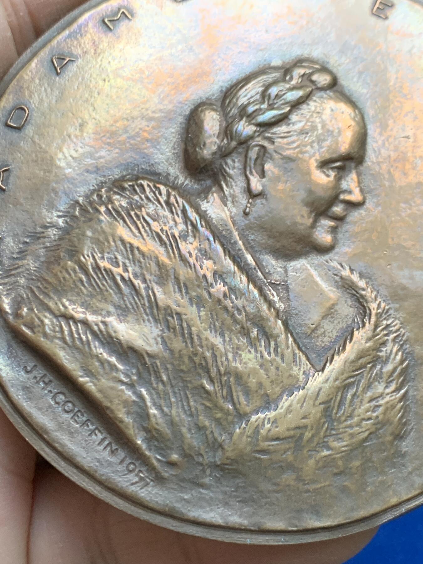 《竞宝斋》第453场 周日，周一 2场连拍 （全场包邮，欢迎送拍） 法兰西共和国总统勒内·科蒂夫人肖像章 181.1克 79.8mm 丰饶角铜标