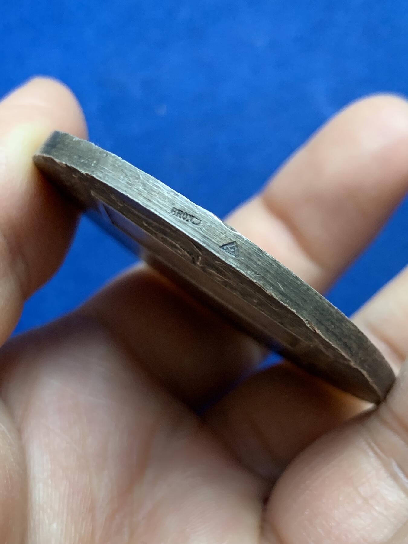 《竞宝斋》第453场 周日，周一 2场连拍 （全场包邮，欢迎送拍） 名家名作 法国垂钓协会纪念镀银铜章 53.55克 49mm 三角铜标