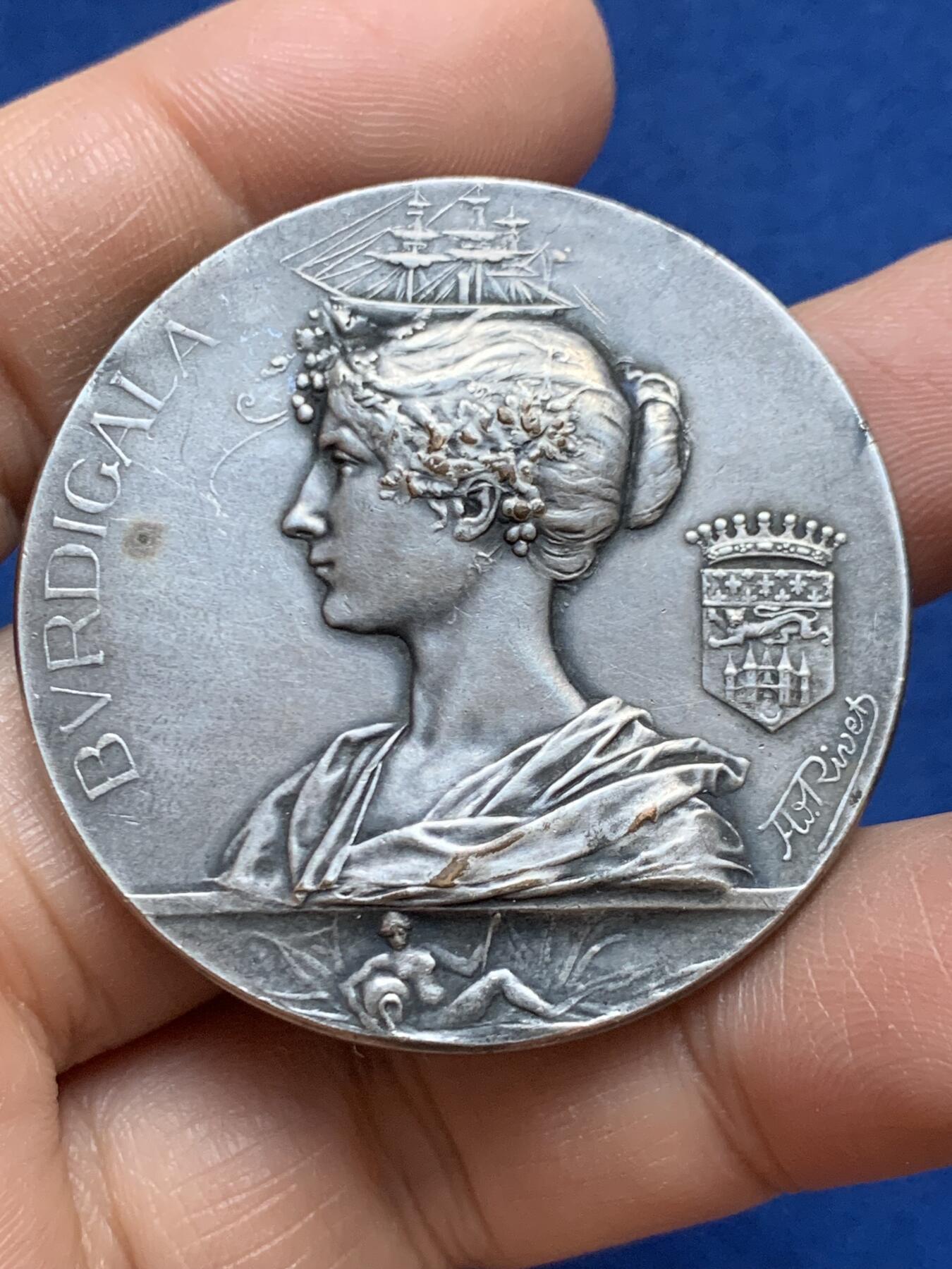 《竞宝斋》第453场 周日，周一 2场连拍 （全场包邮，欢迎送拍） 1895年法国波尔多博览会纪念镀银铜章 41.25克 44mm 丰饶角铜标