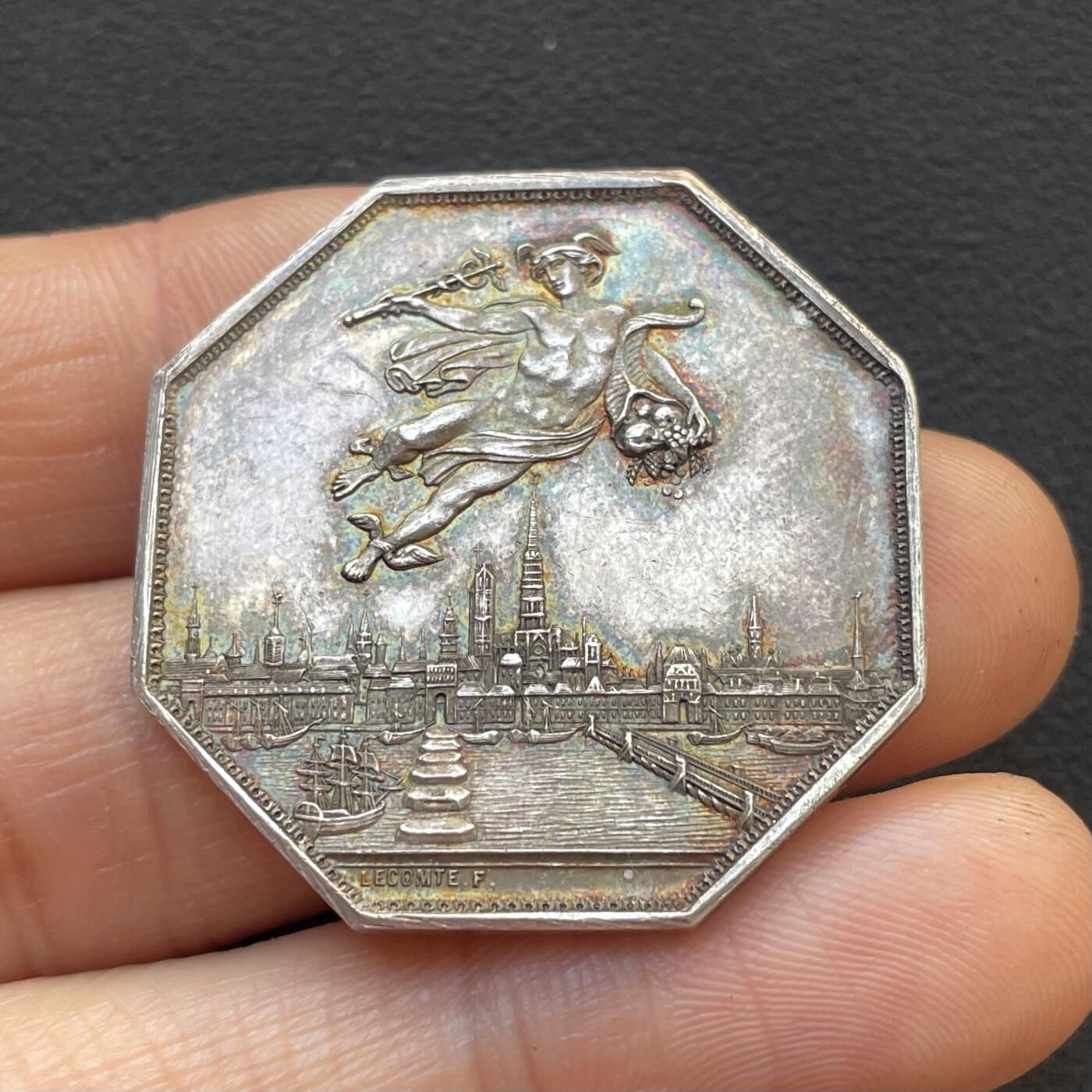 「木头集藏」章牌专场-第65场 法国诺曼底商会银章  直径：34 mm，16.9g，无边铭，彩色氧化，品相不错。