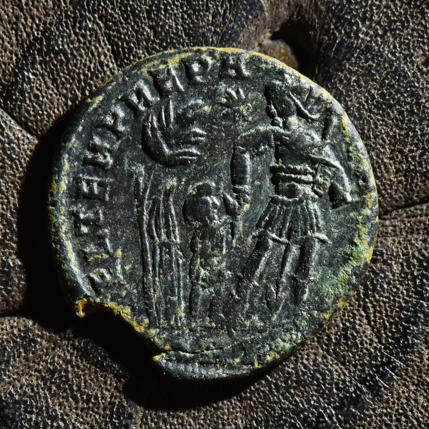 【良泉】第45期【直播场】1月15日晚19.30点开拍！ 208组，西方古代钱币、丝路古珠杂项专场 【少见】【百分币】公元348-351年【古罗马】君士坦提乌斯二世“罗马士兵安置戴自由帽的蛮族”3.04克