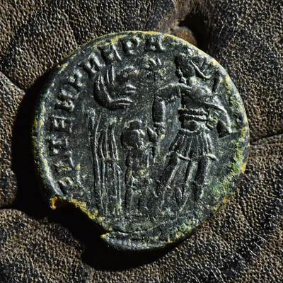 【良泉】第45期【直播场】1月15日晚19.30点开拍！ 208组，西方古代钱币、丝路古珠杂项专场 - 【少见】【百分币】公元348-351年【古罗马】君士坦提乌斯二世“罗马士兵安置戴自由帽的蛮族”3.04克