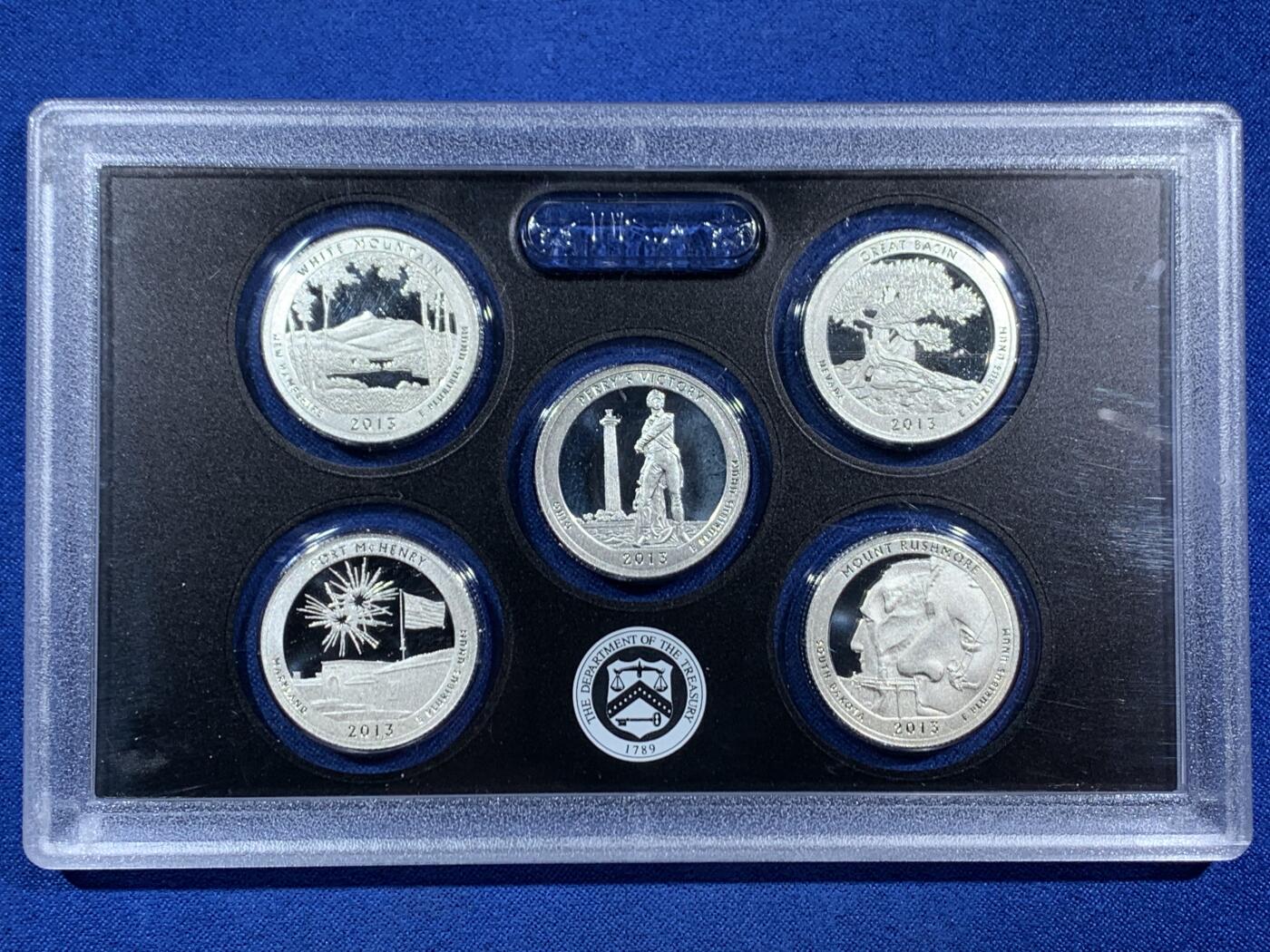 《竞宝斋》第453场 周日，周一 2场连拍 （全场包邮，欢迎送拍） 美国2013年国家公园系列25美分5枚精制银币套 带盒证 6.25克X5枚 900银