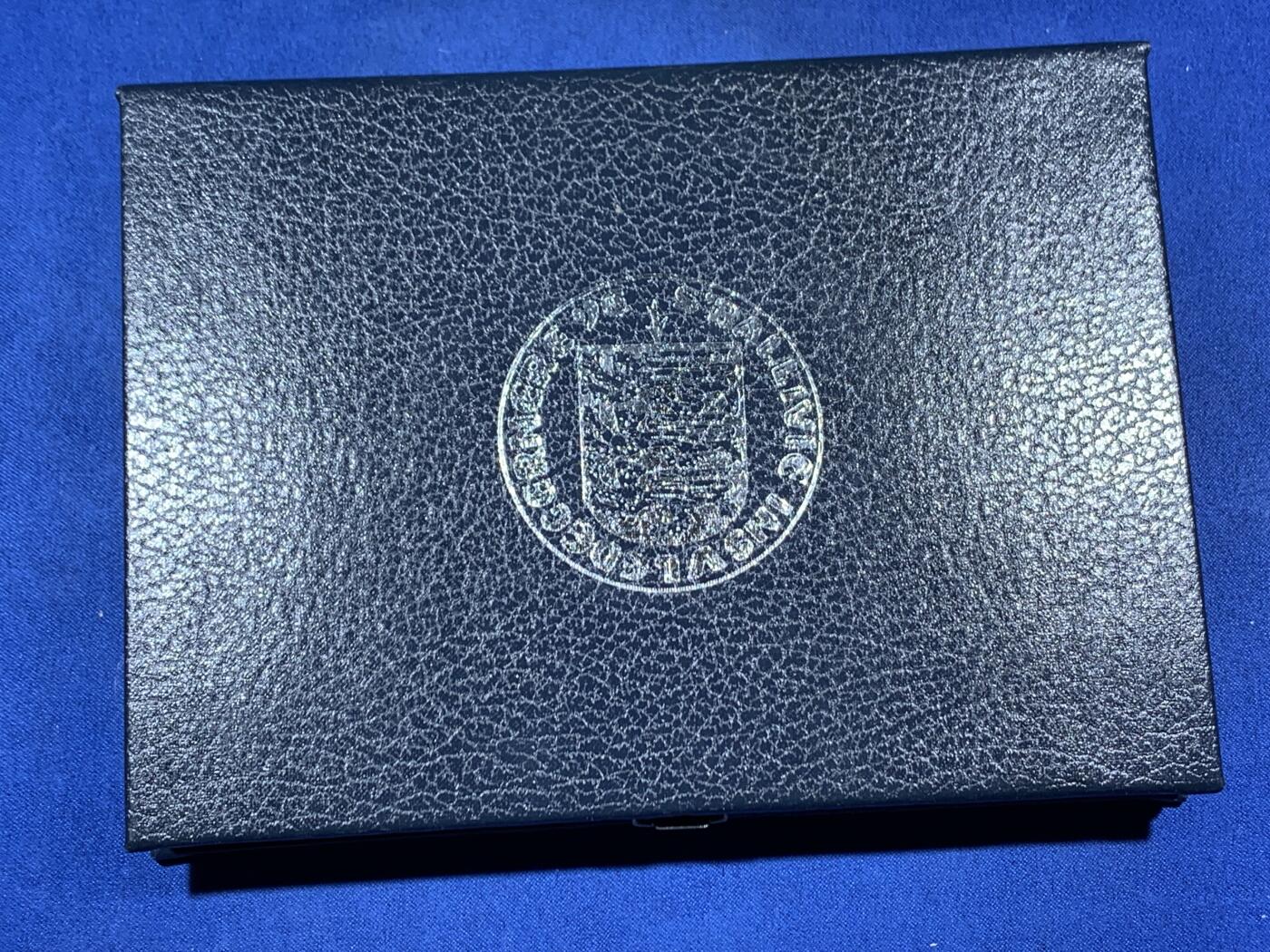 《竞宝斋》第453场 周日，周一 2场连拍 （全场包邮，欢迎送拍） 根西岛1985年精制套币 英国皇家造币厂出品 包含2镑纪念币 盒证齐全 品相好 精装册