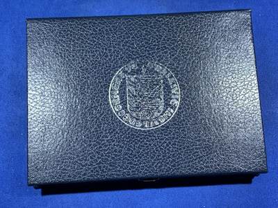 《竞宝斋》第453场 周日，周一 2场连拍 （全场包邮，欢迎送拍） - 根西岛1985年精制套币 英国皇家造币厂出品 包含2镑纪念币 盒证齐全 品相好 精装册