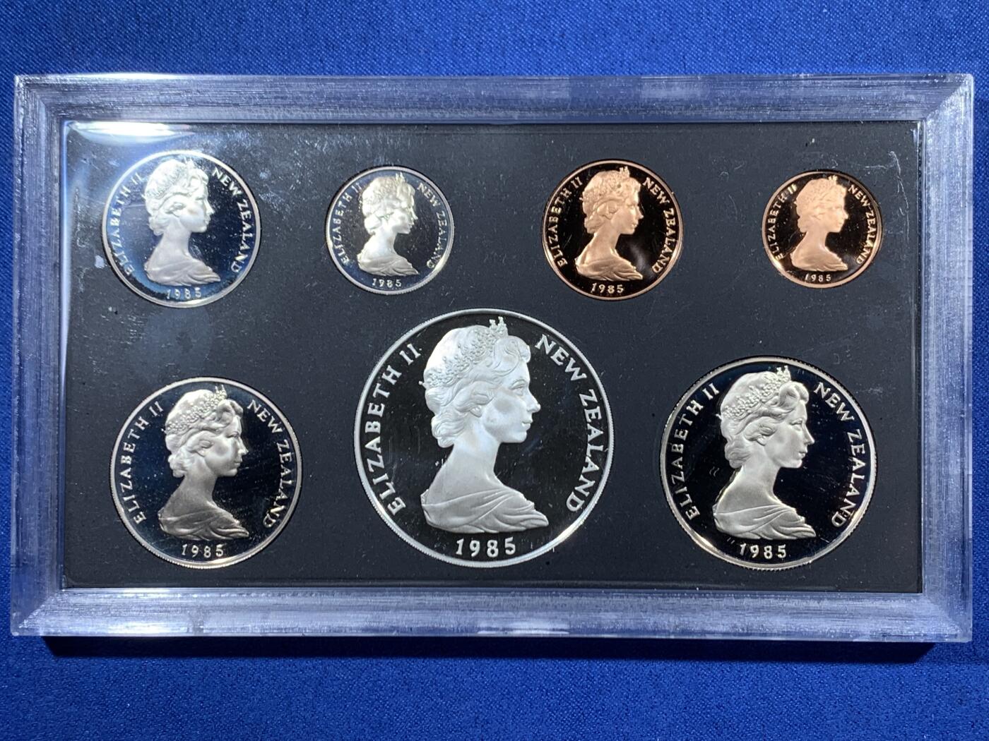 《竞宝斋》第453场 周日，周一 2场连拍 （全场包邮，欢迎送拍） 新西兰1985年官方精制套币 含1元精制银币 27.2克 925银