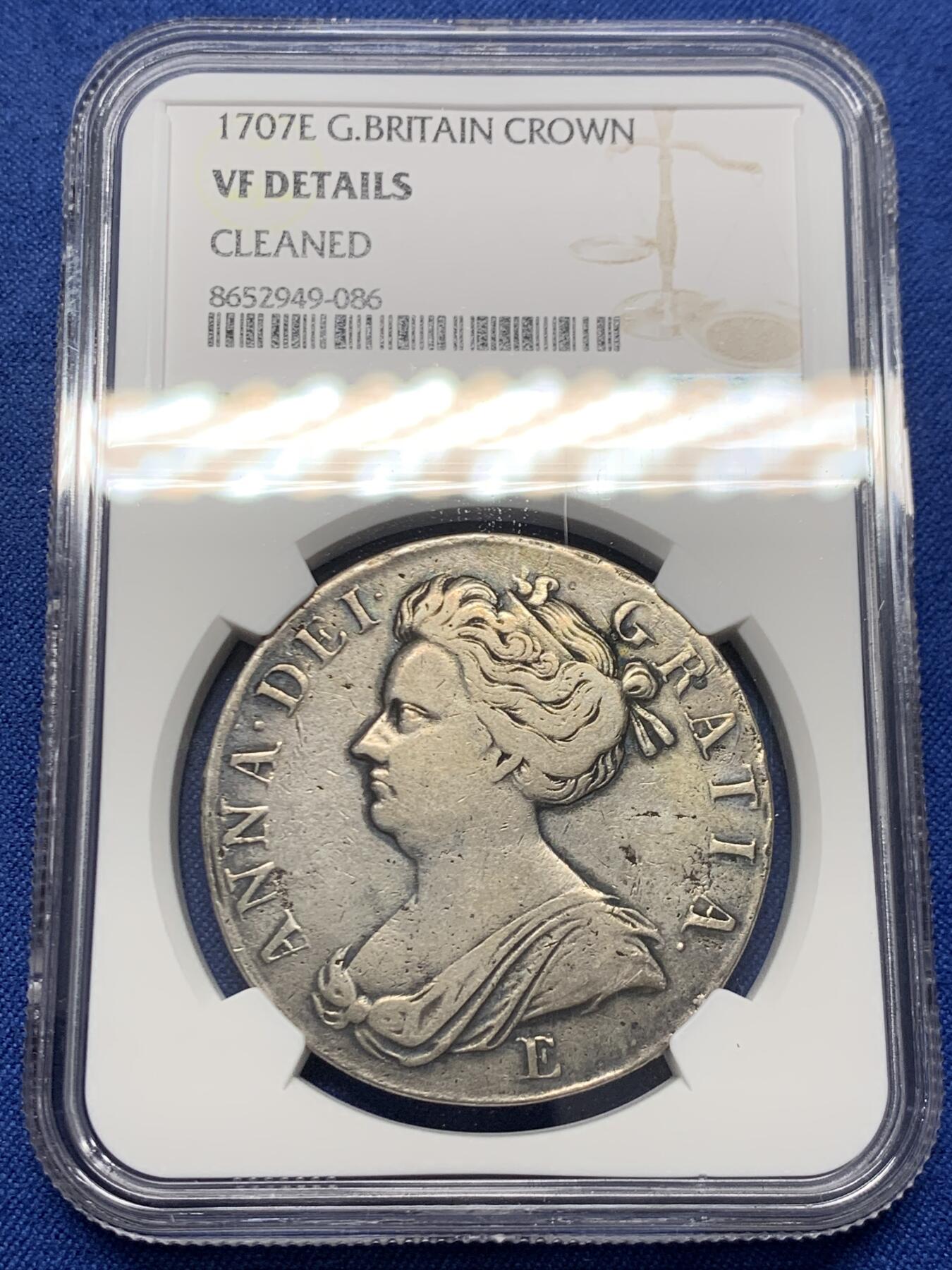 《竞宝斋》第453场 周日，周一 2场连拍 （全场包邮，欢迎送拍） NGC VFD 英国1707年安妮女王克朗，人像下字母E代表爱丁堡造币厂铸造，仅发行2年。历经300多年依然细节满满。上海N低评。