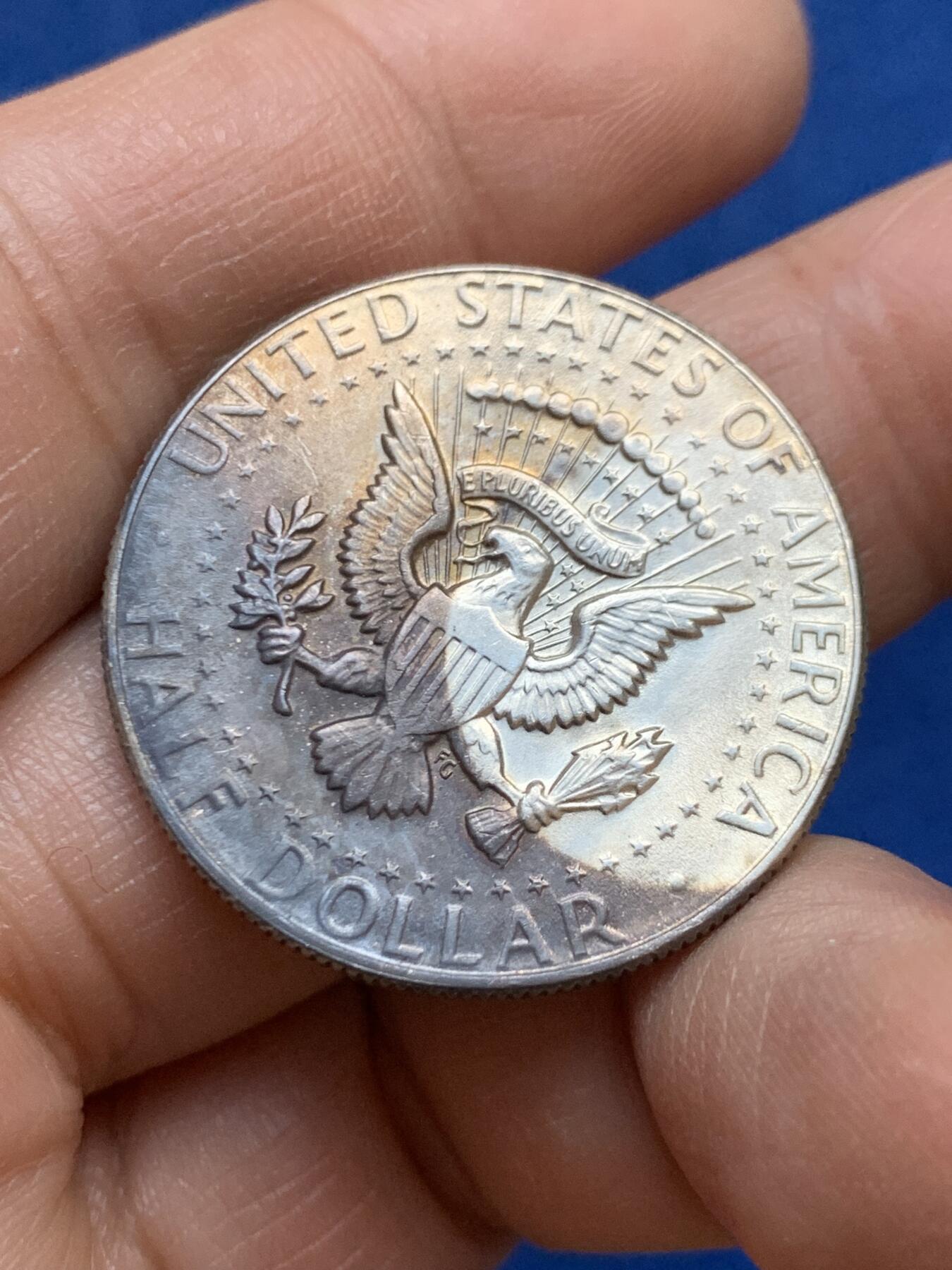 《竞宝斋》第453场 周日，周一 2场连拍 （全场包邮，欢迎送拍） 美国1969年肯尼迪半美元，unc状态，背环彩