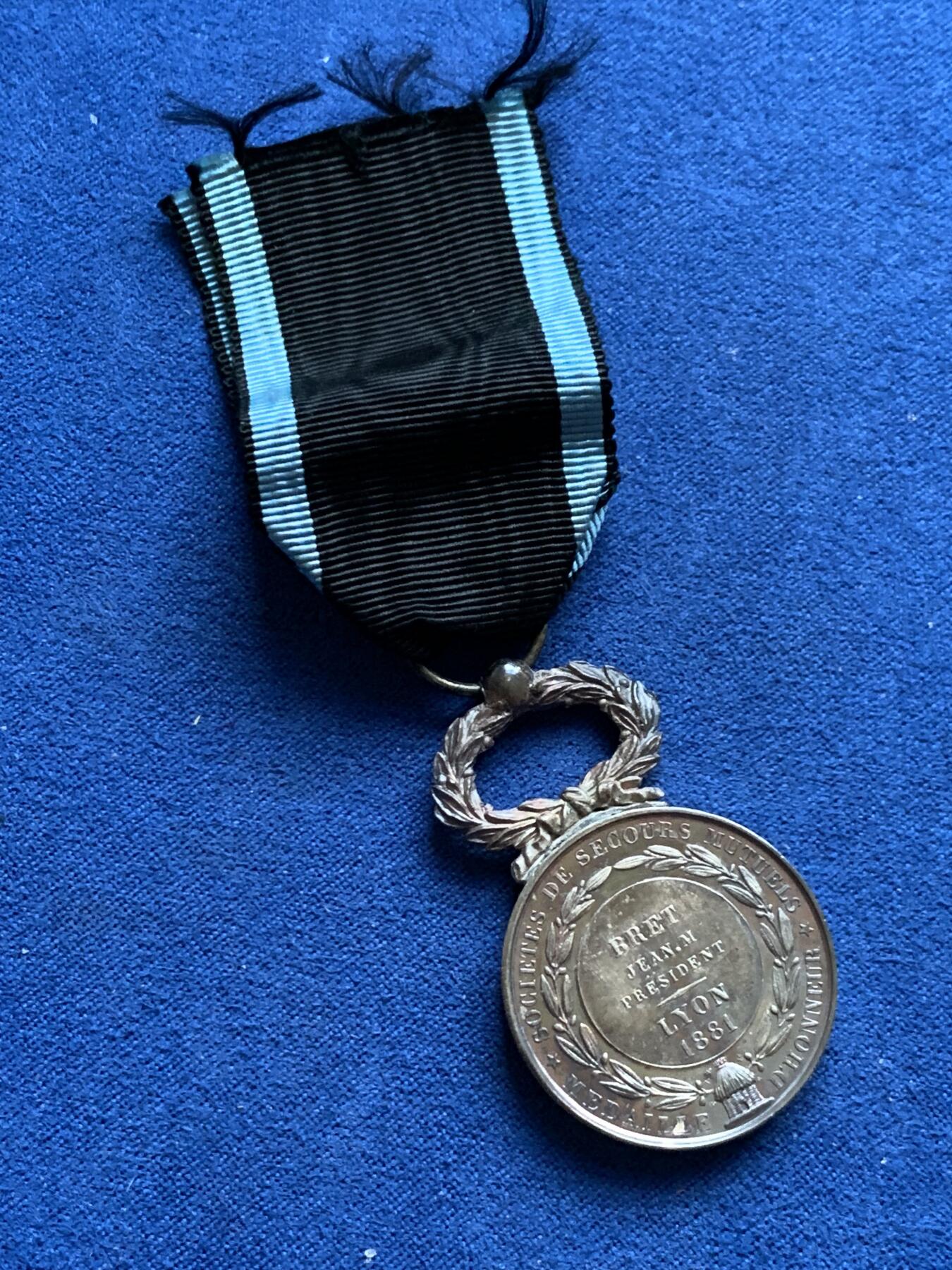 《竞宝斋》第453场 周日，周一 2场连拍 （全场包邮，欢迎送拍） 法兰西互助协会银质荣誉奖章 保存极好 总重约17.4克 丰饶角银标 带原盒