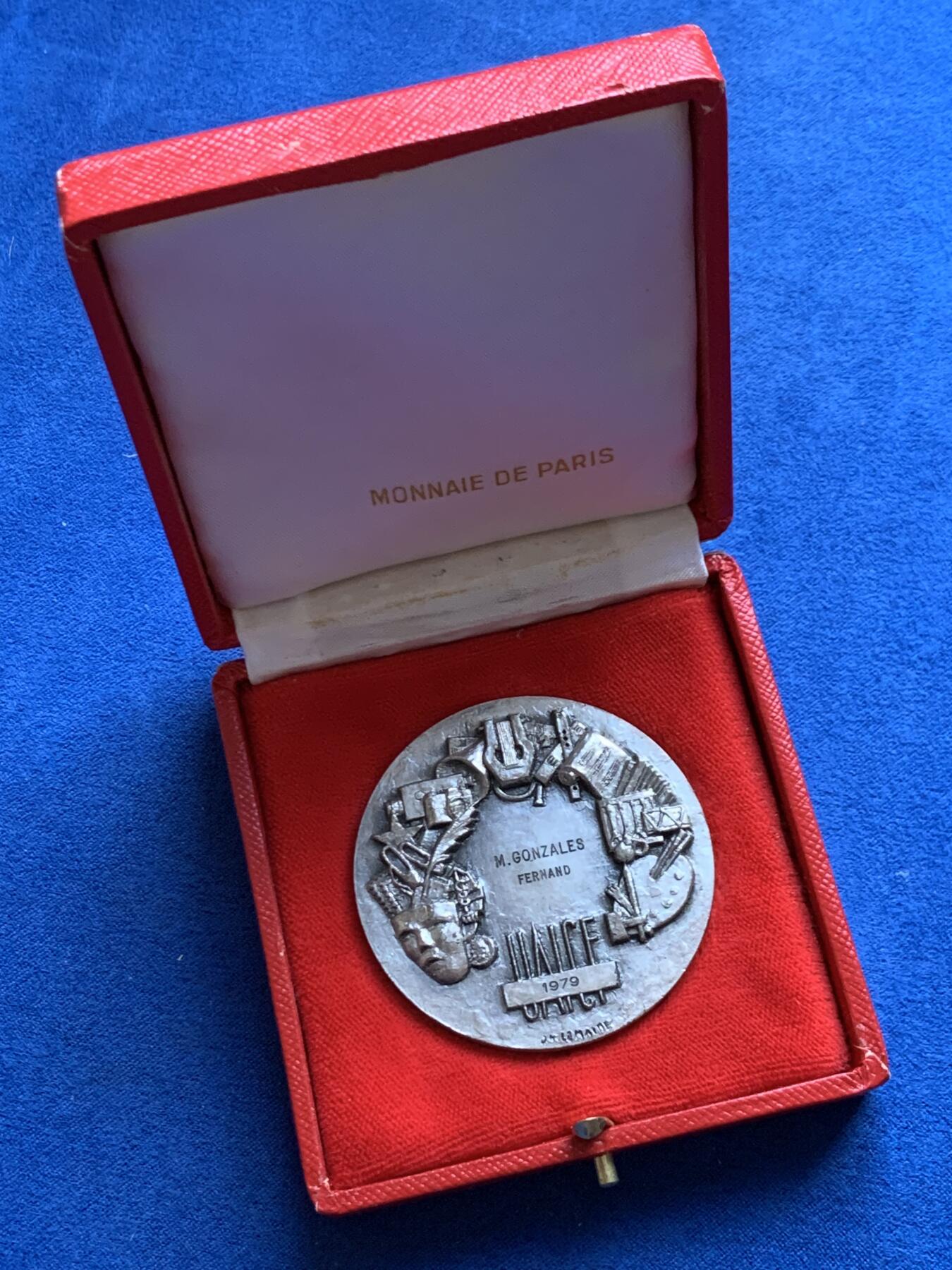 《竞宝斋》第453场 周日，周一 2场连拍 （全场包邮，欢迎送拍） 法国铁路员工文艺与知识分子联合会镀银铜章 1980 丰饶角铜标 82.75克 49.6mm 带盒