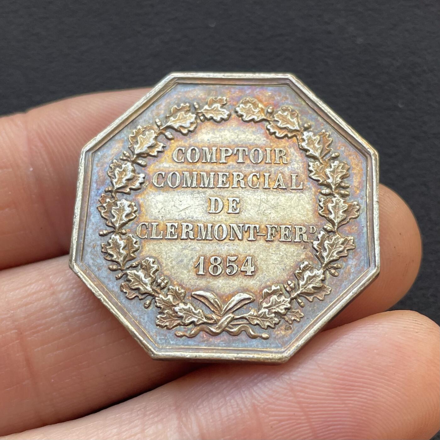 「木头集藏」章牌专场-第65场 法国克莱蒙费朗商业柜台八角镀金银章，直径：30.8 mm，11.7 g，边铭：蜜蜂 ARGENT （1860-1879），少见镀金八角，品相很不错。