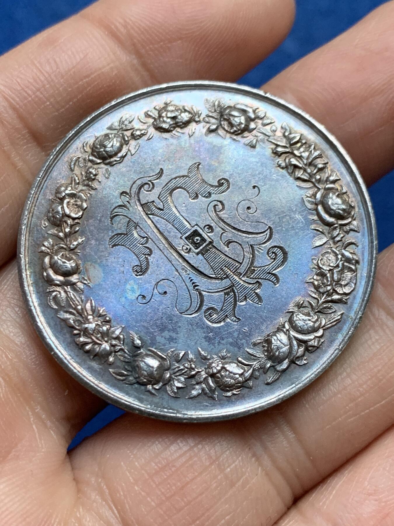 《竞宝斋》第453场 周日，周一 2场连拍 （全场包邮，欢迎送拍） 法国婚姻与爱情纪念银章 背面花体字漂亮 1881 丰饶角银标 24.4克 39.2mm