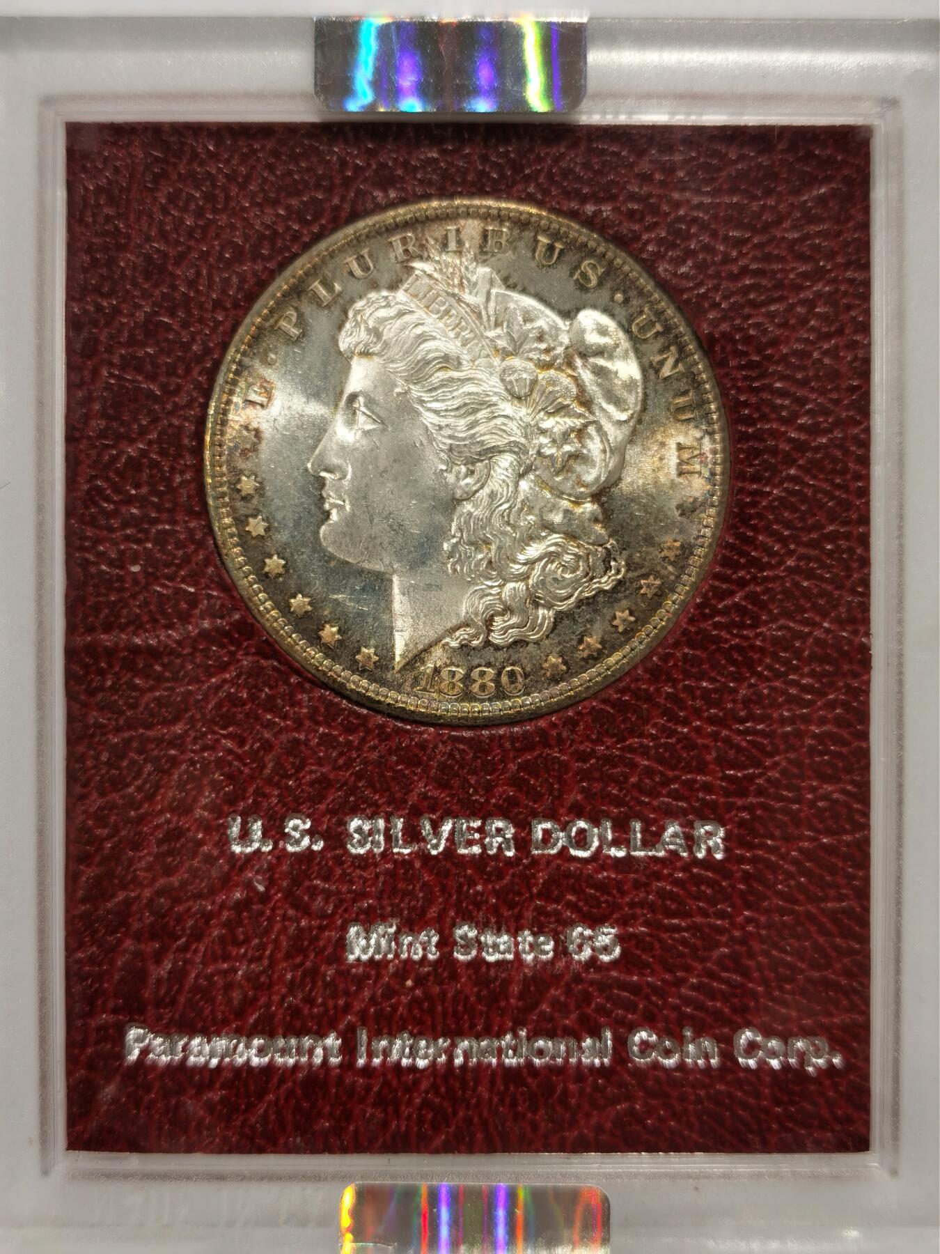 博洋堂“岁启嘉年”2026新年精品大拍专场暨第155期（全场包邮） NGC MS64 美国1880年S版摩根1美元银币，双面五彩老包浆，包浆醇厚又犀利，转光强烈细节优秀，状态一流。正宗“Redfield派拉蒙”集藏原盒，国内极其少见。