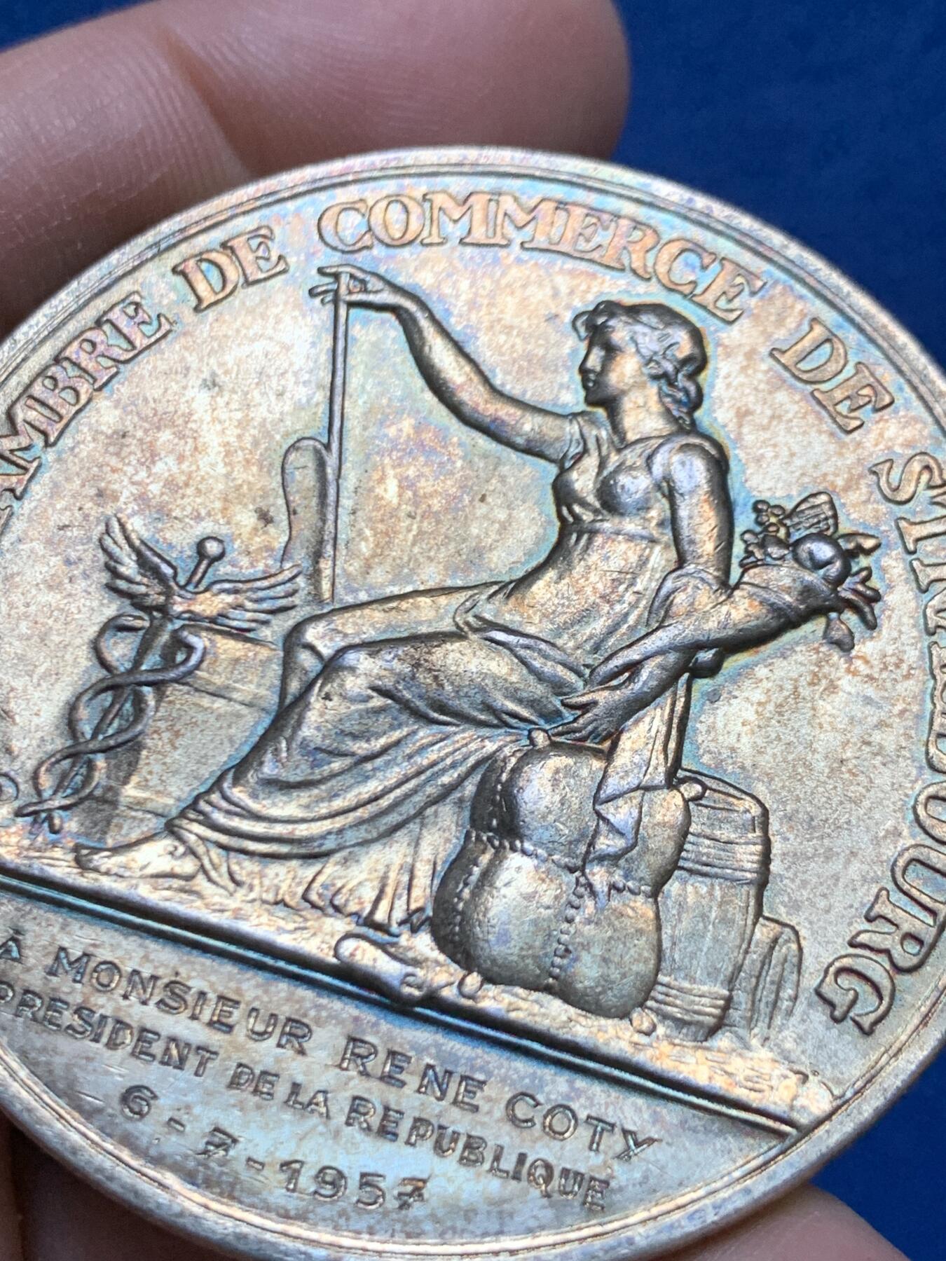 《竞宝斋》第453场 周日，周一 2场连拍 （全场包邮，欢迎送拍） 致法兰西共和国总统勒内·科蒂先生 斯特拉斯堡商会银质纪念章 72.65克 53.6mm 野猪头银标