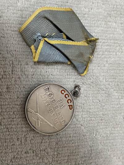 苏联勋章奖章1月5日晚上九点结束在麦稀奇 找不到的加我qq或者微信都是184277308备注苏章拍卖。最好加微信群每次都会通知还有提前可以一口价的 最近会持续拍卖一些东西。 - 苏联战功奖章 珐琅无磕碰 无号版 带圆环 有挂布挂板没有