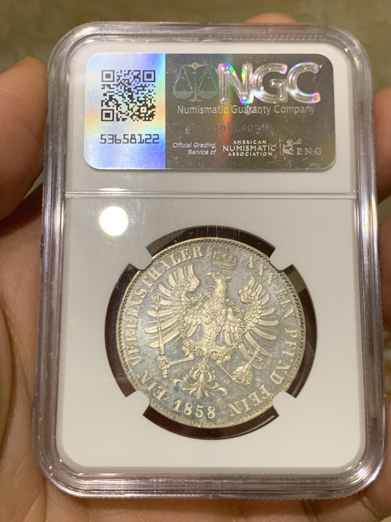 《竞宝斋》第453场 周日，周一 2场连拍 （全场包邮，欢迎送拍） NGC PF64 德国1858年普鲁土威廉四世离冠鹰精制泰勒银币 威廉四世离冠鹰承继之作 阴阳包浆 人像面欧陆酱五彩 鹰面银霜满挂高浮雕 打制锋利 NGC唯一冠军分 实物上手异常惊艳