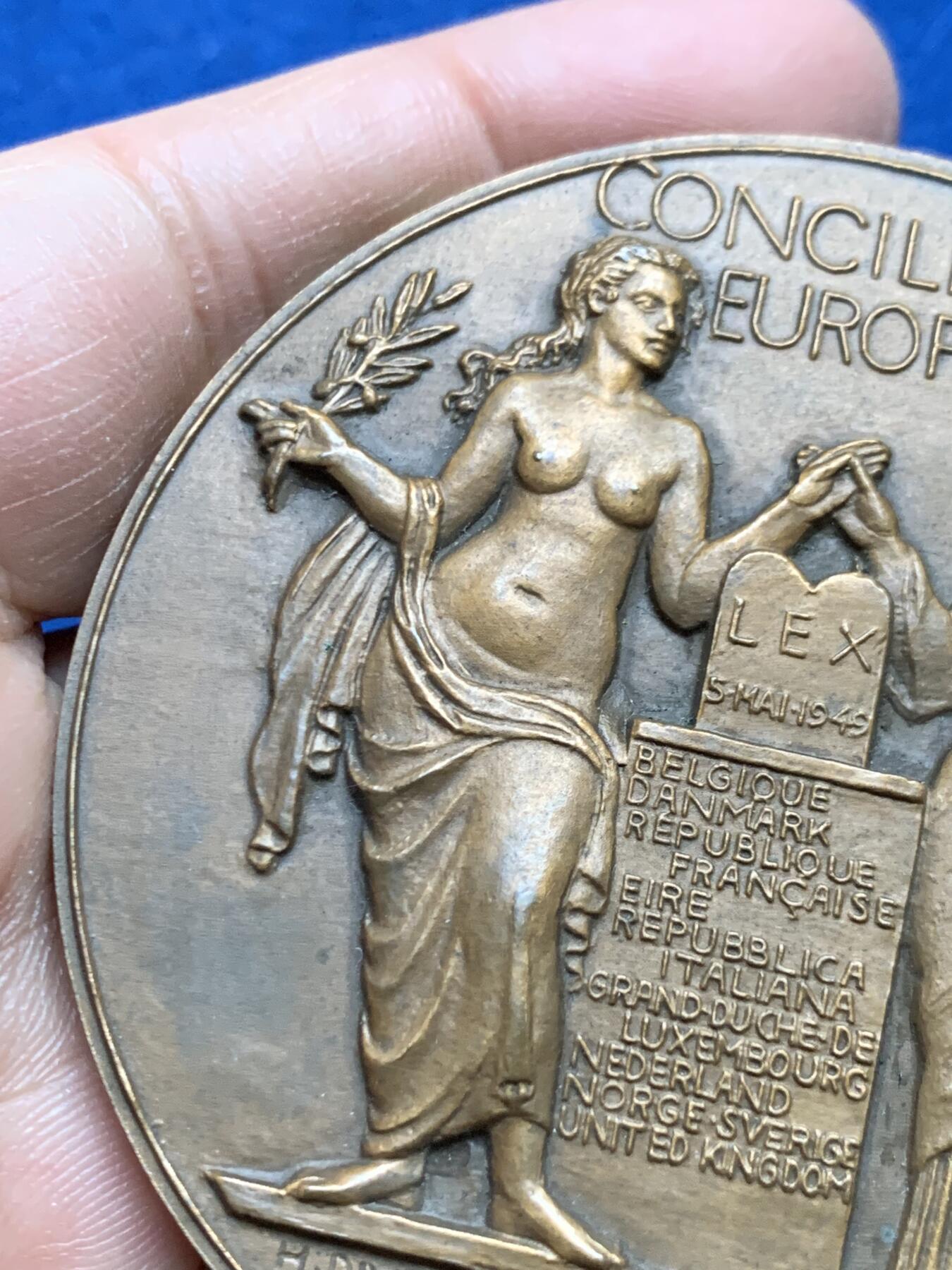 《竞宝斋》第453场 周日，周一 2场连拍 （全场包邮，欢迎送拍） 名家名作 欧洲理事会颁发纪念大铜章 高浮雕 140.4克 66.6mm 丰饶角铜标