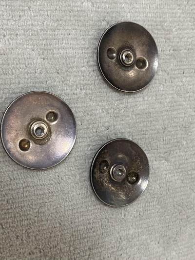 苏联勋章奖章1月5日晚上九点结束在麦稀奇 找不到的加我qq或者微信都是184277308备注苏章拍卖。最好加微信群每次都会通知还有提前可以一口价的 最近会持续拍卖一些东西。 苏联勋章早期的银质后盖三个 可以配早期的章