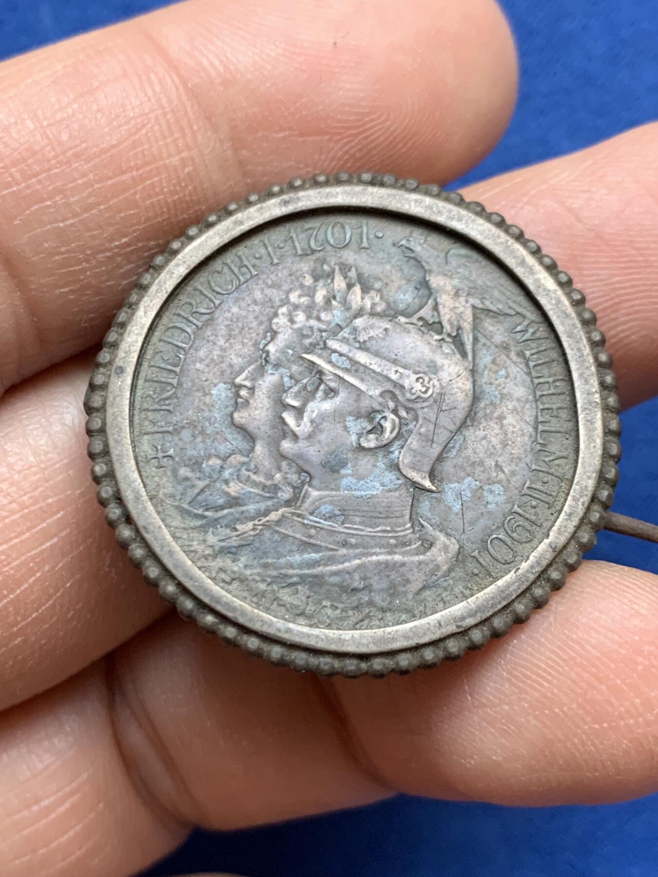 《竞宝斋》第453场 周日，周一 2场连拍 （全场包邮，欢迎送拍） 德国普鲁士王国建国200周年2马克纪念胸章 14.65克 31.6mm